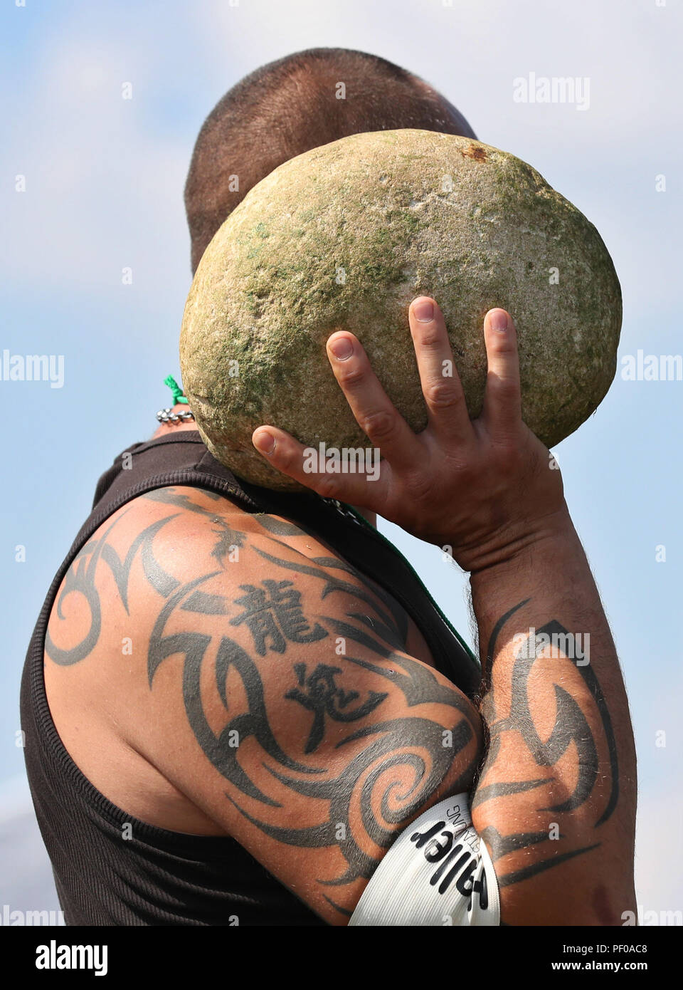 Horgenzell, Germania. 18 Agosto, 2018. Un partecipante della Svevia superiore 'Highländgames' detiene una pietra del peso di circa dieci chilogrammi nella disciplina di lanci di pietre. Squadre di tutta la Germania meridionale hanno gareggiato gli uni contro gli altri in varie discipline. Credito: Karl-Josef Hildenbrand/dpa/Alamy Live News Foto Stock