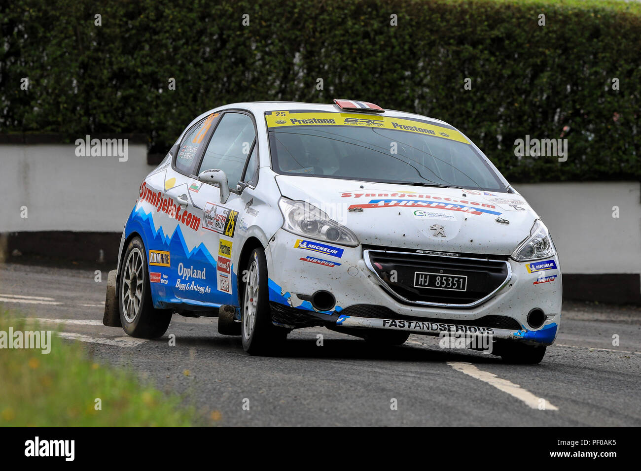 Contea di Antrim, Irlanda del Nord. 18 Agosto, 2018. John Mulholland Motors Ulster Rally; driver Norwegain Steve Rokland e co-driver dai Roberts (Peugeot 208 R2) finire il 2° in classe A4 e xi credito complessivo: Azione Plus sport/Alamy Live News Foto Stock