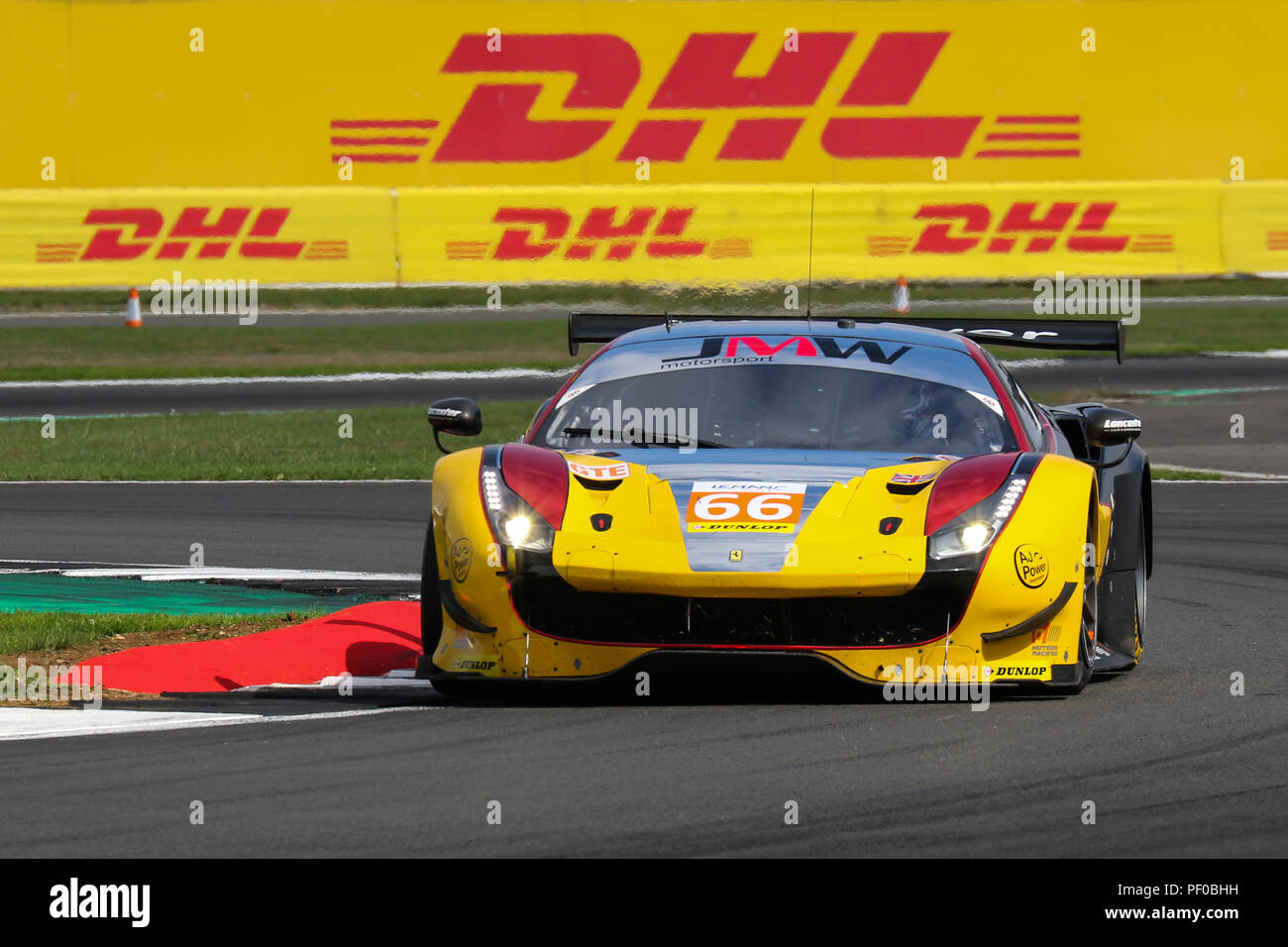 La #66 JMW Motorsport Ferrari 488 GTE di Liam Griffin, Alex MacDowall e Miguel Molina durante l'Unione della Le Mans Series 4 Ore di Silverstone, a Silverstone, Regno Unito Foto Stock