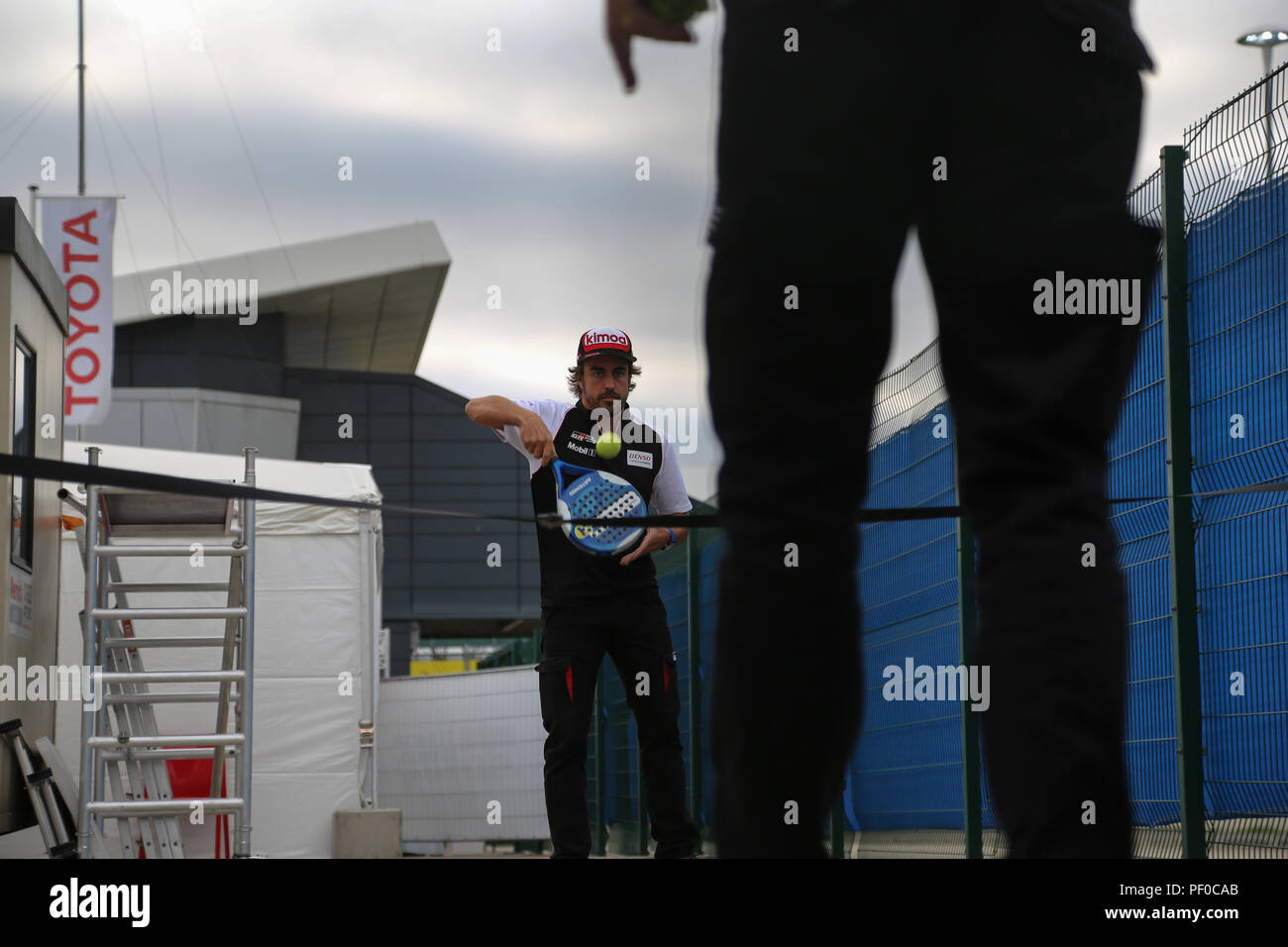 Fernando Alonso gioca a tennis con membri della Toyota Gazoo Racing Team presso la FIA WEC round di Silverstone Foto Stock