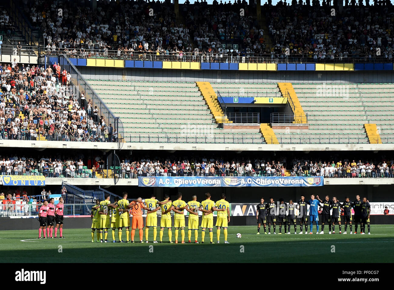 Minuto di silenzio per le vittime del crollo del ponte di Genova. Minuto di silenzio per le vittime di Genova bridge disaster Verona 18-08-2018 Stadio Bentegodi calcio calcio di Serie A 2018/2019 Chievo Verona - Juventus Foto Andrea Staccioli Insidefoto / Foto Stock