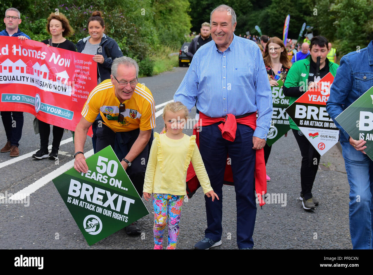 Sinn Féins Gerry Kelly e Mitchel McLaughlin durante il Party dei diritti civili commemorazione marzo 50 anni dal primo marzo da Coalisland a Dungannon mentre un Pro contatore di durata e di protesta marzo avviene contro Sinn Féin in materia di aborto di supporto. Coalisland: County Tyrone: REGNO UNITO: 18 agosto 2018 Credit: Mark inverno/Alamy Live News Foto Stock