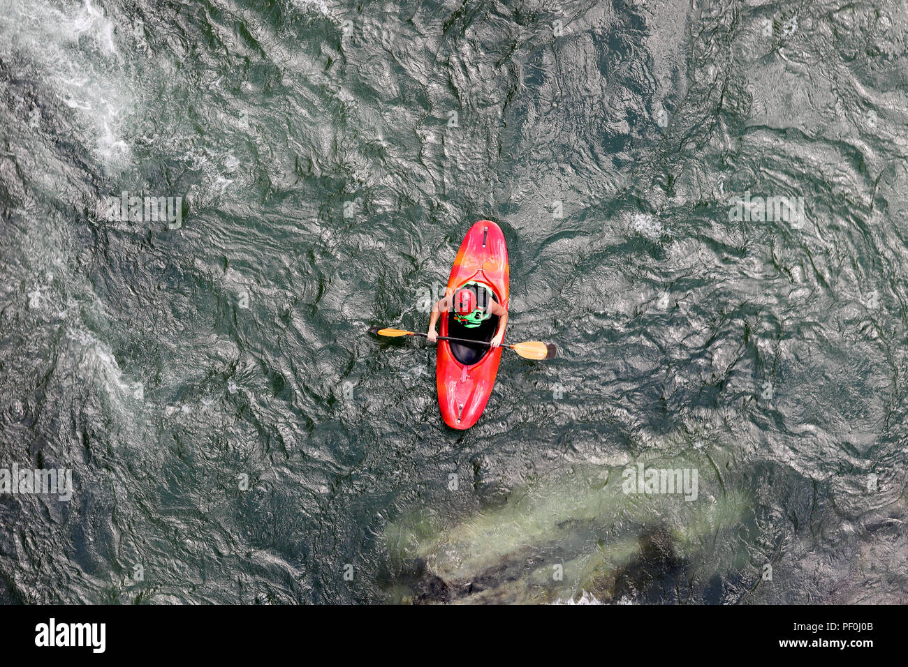Acqua kayak sulle rapide del fiume Yosino in Giappone Foto Stock