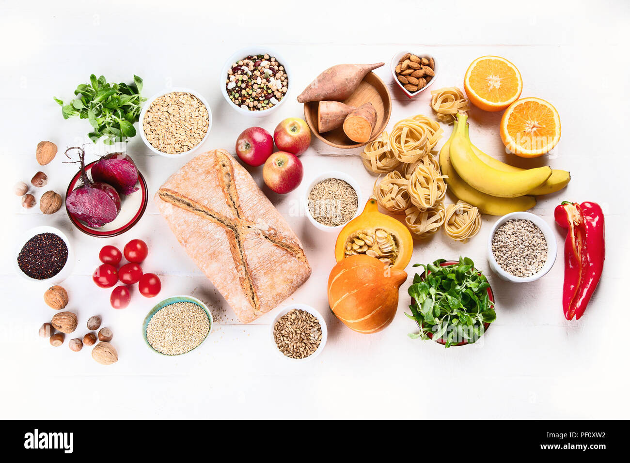 Gli alimenti ricchi di carboidrati. Cibo sano. Vista superiore Foto Stock