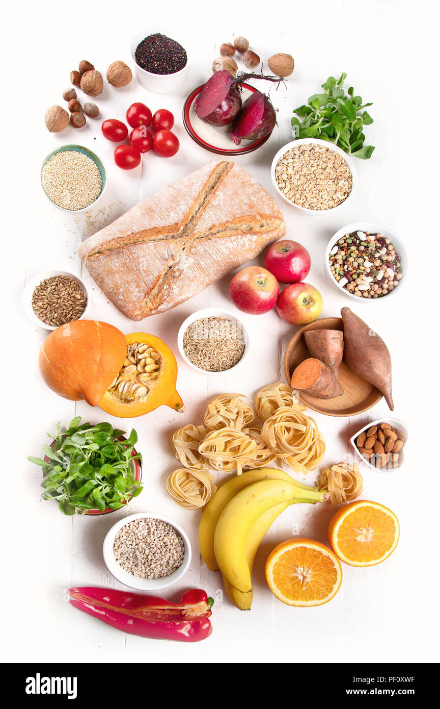 Gli alimenti ricchi di carboidrati. Cibo sano. Vista superiore Foto Stock