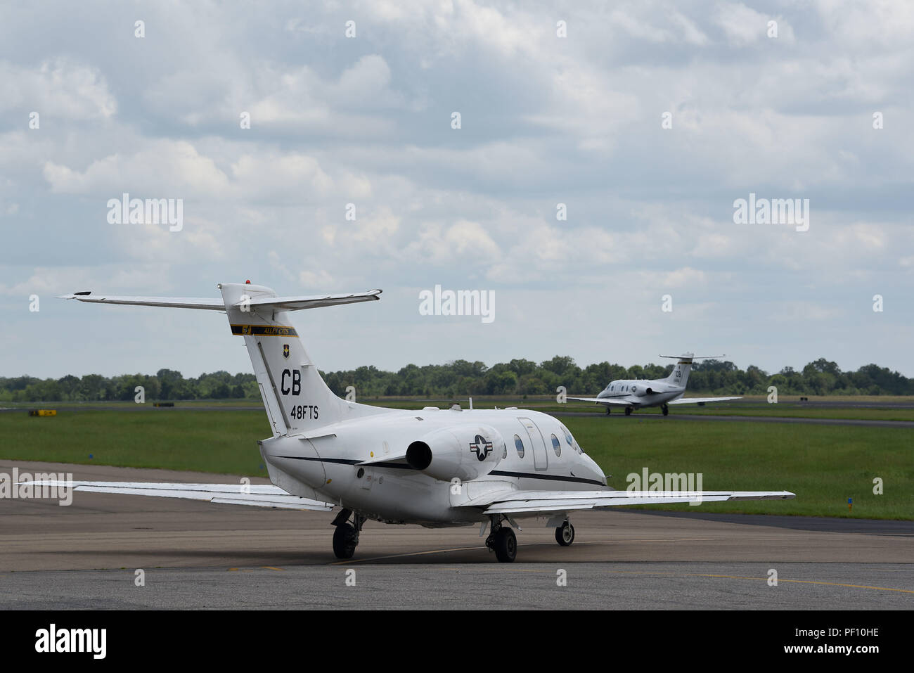 Due Stati Uniti Air Force T-1 Jayhawk Laurea Specialistica formazione pilota aereo taxi prima di volare con una missione di addestramento Luglio 23, 2018, dal triangolo d oro aeroporto regionale in Columbus, Mississippi.Attualmente 'Live Oak,' il fuori pista utilizzata principalmente per T-38 Taloni formazione, viene spianata per ridurre la probabilità di detriti estranei che influenzano la formazione di volo della missione. Questo è il primo progetto di rettifica dal 2005, ma la pista è stata chiusa per brevi periodi di tempo per le riparazioni. (U.S. Air Force foto di Airman 1. Classe Keith Holcomb) Foto Stock