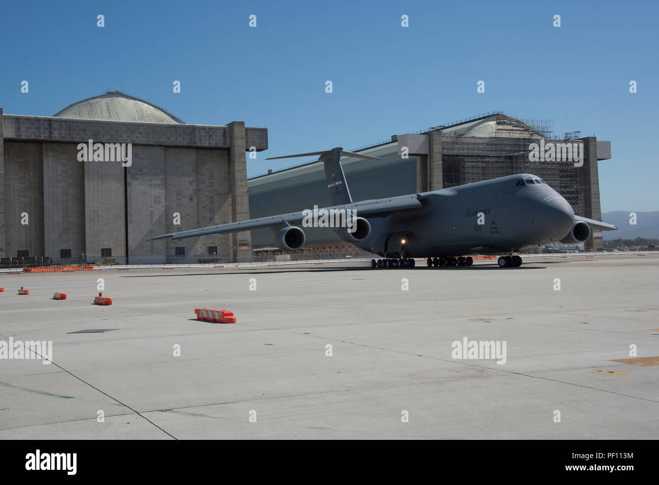 Una C-5M Super Galaxy di Travis Air Force Base in California arriva a Sunnyvale, California, 26 luglio 2018. Il velivolo sarà utilizzato per il trasporto di un sistema avanzato di frequenza estremamente elevata in-4 satellite per comunicazione a Cape Canaveral Air Force Station, Florida. (U.S. Air Force Foto di Heide lettino) Foto Stock