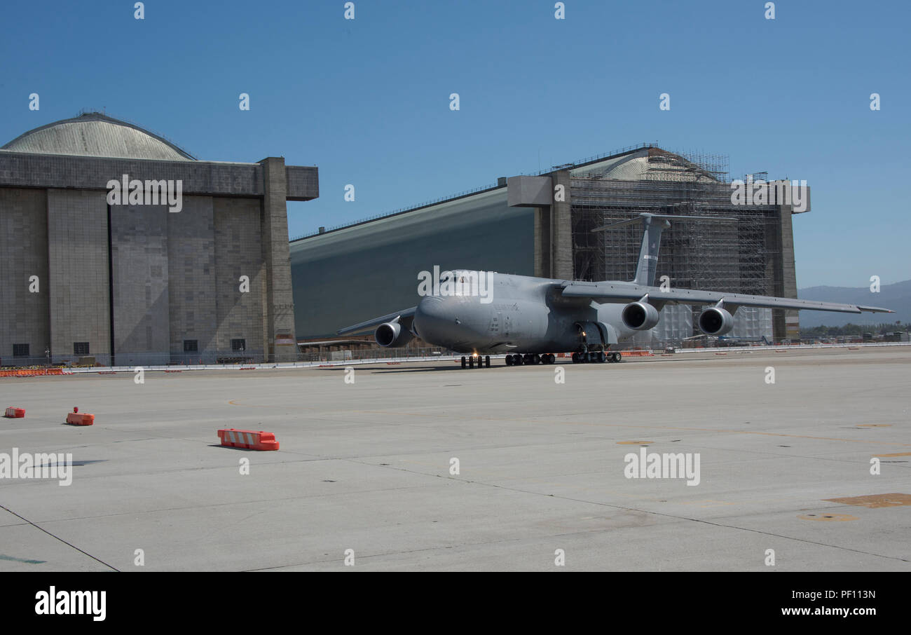Una C-5M Super Galaxy di Travis Air Force Base in California arriva a Sunnyvale, California, 26 luglio 2018. Il velivolo sarà utilizzato per il trasporto di un sistema avanzato di frequenza estremamente elevata in-4 satellite per comunicazione a Cape Canaveral Air Force Station, Florida. (U.S. Air Force Foto di Heide lettino) Foto Stock