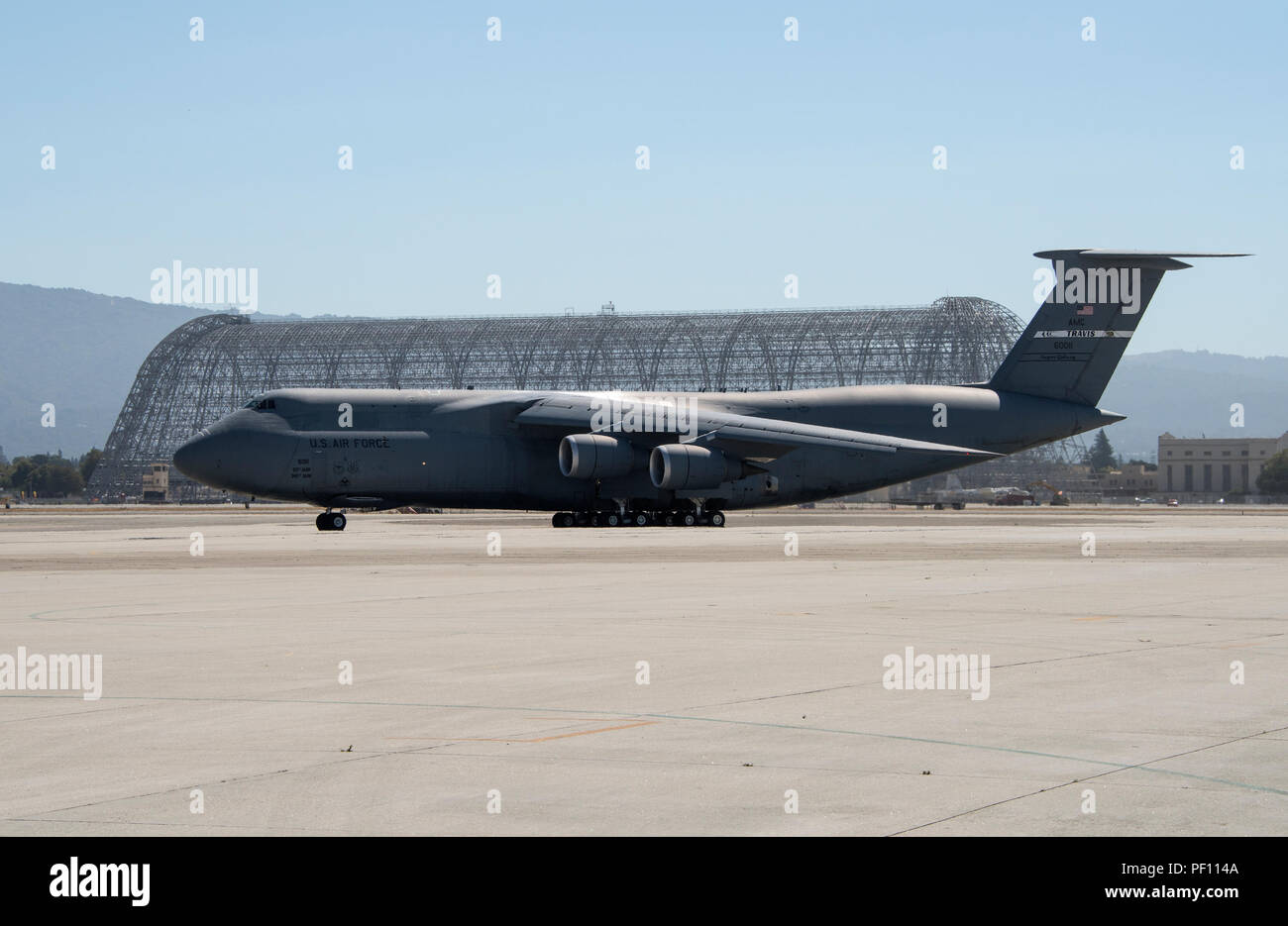 Una C-5M Super Galaxy di Travis Air Force Base in California arriva a Sunnyvale, California, 26 luglio 2018. Il velivolo sarà utilizzato per il trasporto di un sistema avanzato di frequenza estremamente elevata in-4 satellite per comunicazione a Cape Canaveral Air Force Station, Florida. (U.S. Air Force Foto di Heide lettino) Foto Stock