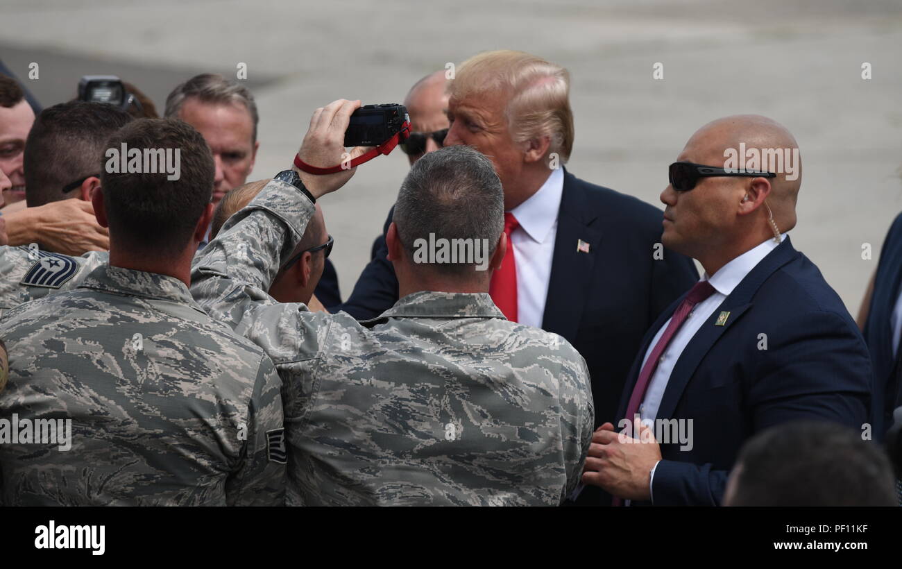 Il Presidente degli Stati Uniti Trump saluta gli amici e la famiglia a Francesco S. Gabreski Airport, Westhampton Beach, N.Y., Agosto 17, 2018. Francesco S. Gabreski Airport è la casa dei New York Air National Guard la 106ª Rescue ala. (U.S. Air National Guard foto di Senior Master Sgt. Cheran A. Cambridge) Foto Stock