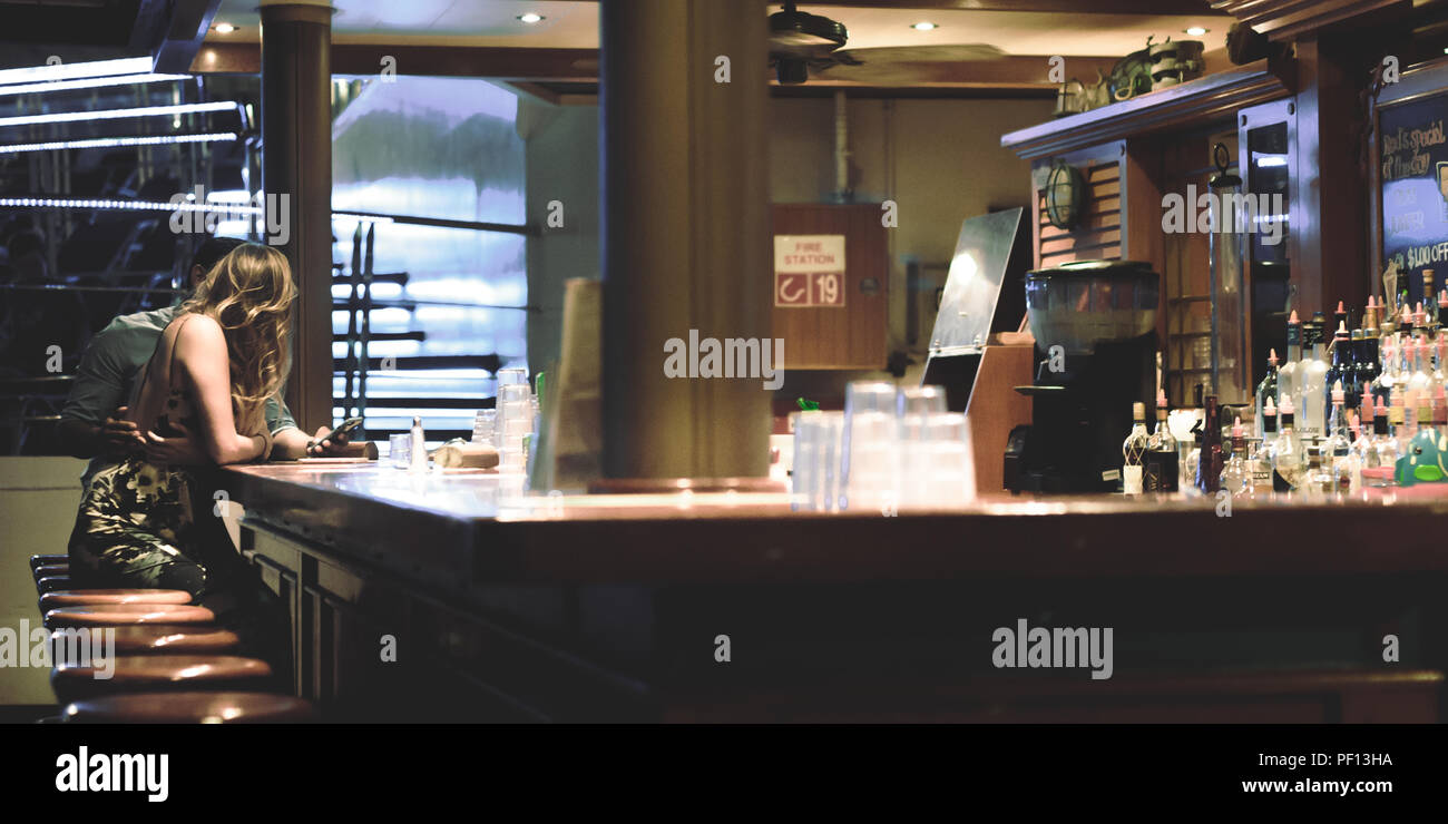 Le persone godono di vacanza crociera deck bar notturno in tempo di carnevale linea trionfo Foto Stock