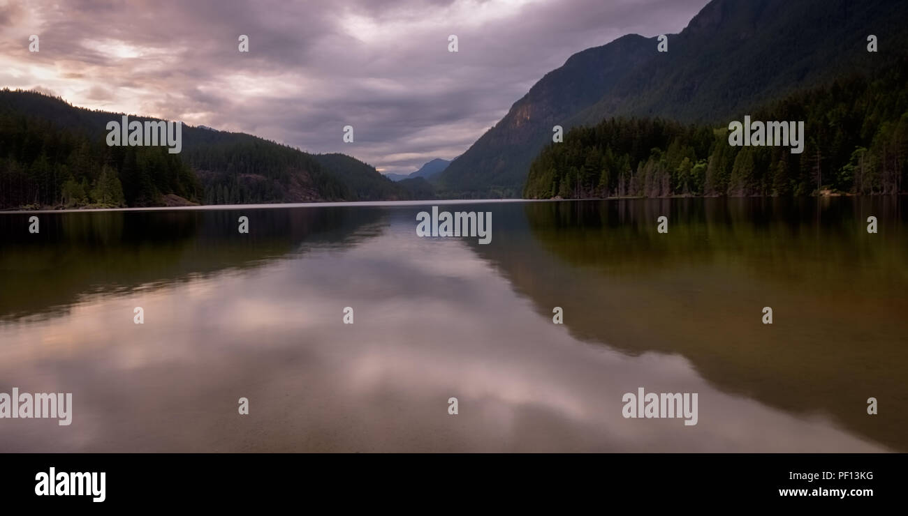 La sua incredibile nuvoloso giorno dopo il tramonto nel lago Buntzen Canada Foto Stock