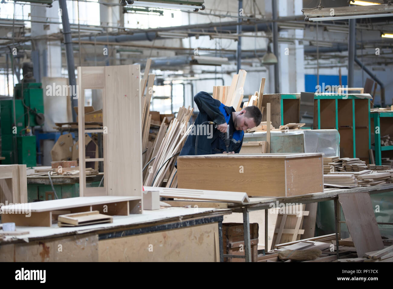 La Bielorussia, la città di Gomel, il 26 aprile 2018. Fabbrica di mobili. Negozio per la lavorazione del legno e produzione di mobili. I lavoratori mobili rendono mobile Foto Stock