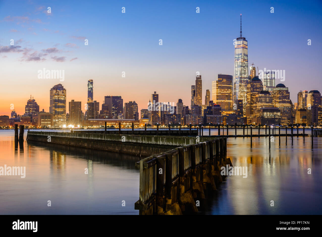 Il centro cittadino di New York e la parte inferiore di Manhattan come visto dalla città di Jersey lato del fiume Hudson. Foto Stock