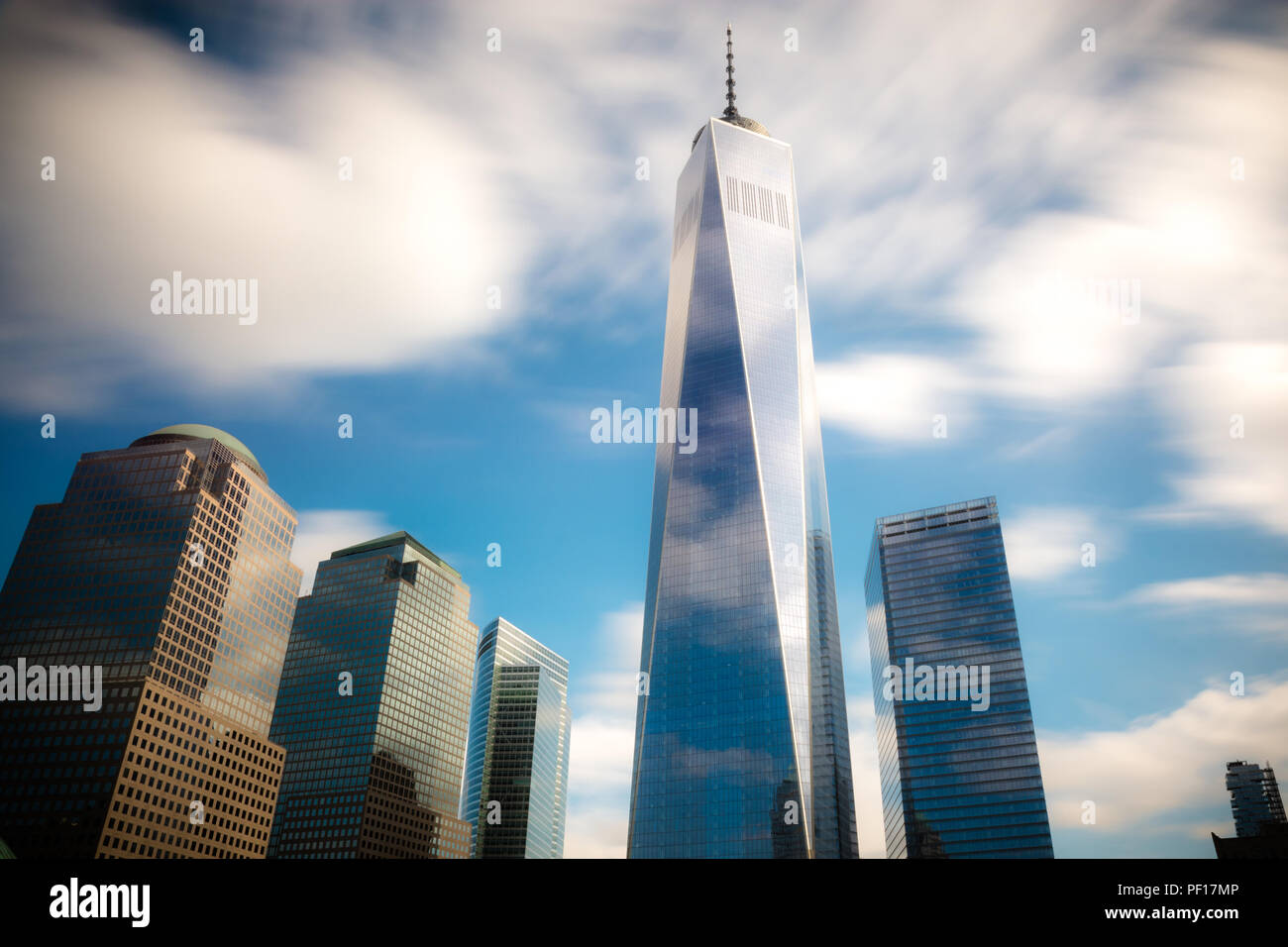 In rapido movimento di nuvole sopra uno del WTC e del 9/11 memorial in Lower Manhattan, New York City. Foto Stock