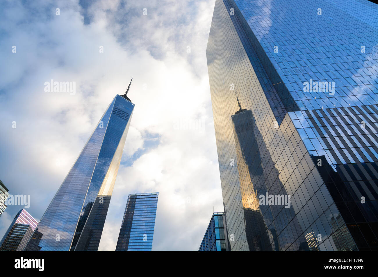 Un WTC riflessa nel vetro cortina muraria di quattro WTC in Lower Manhattan, New York City. Foto Stock