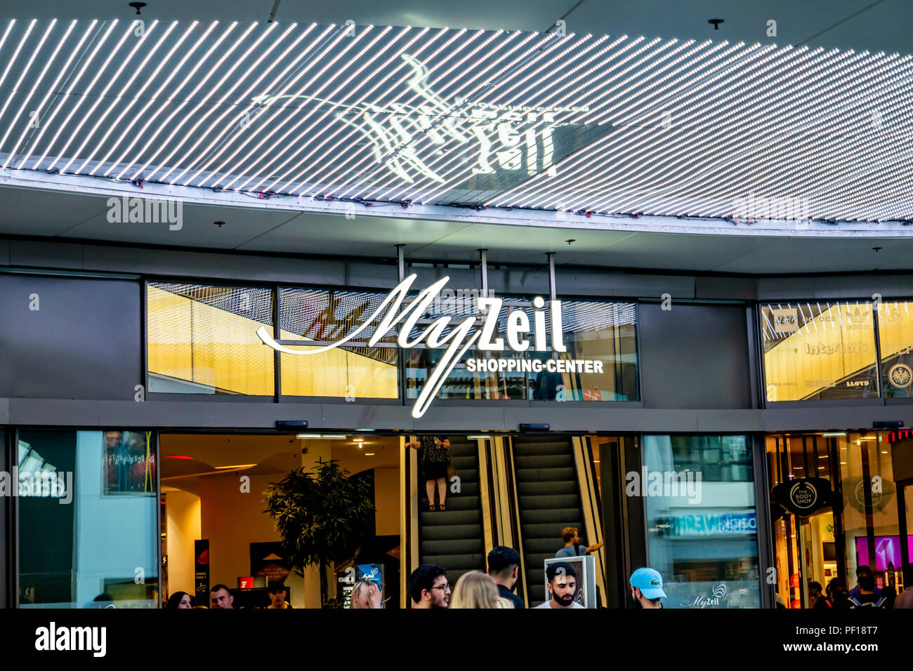 Francoforte / GERMANIA - Agosto 02 2018: MyZeil è un affollato centro commerciale della città Foto Stock