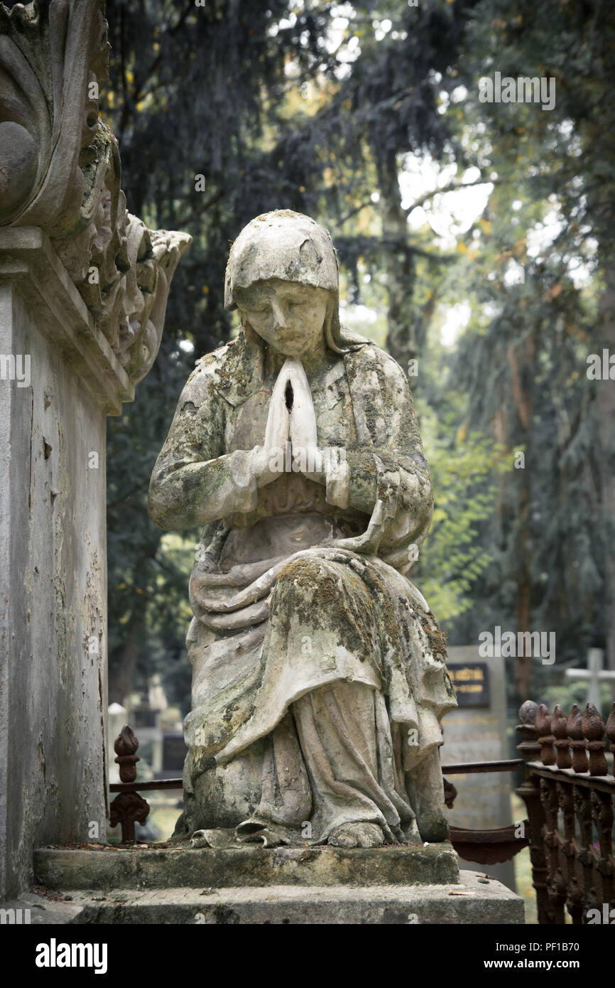 Triste statua nel cimitero Foto Stock