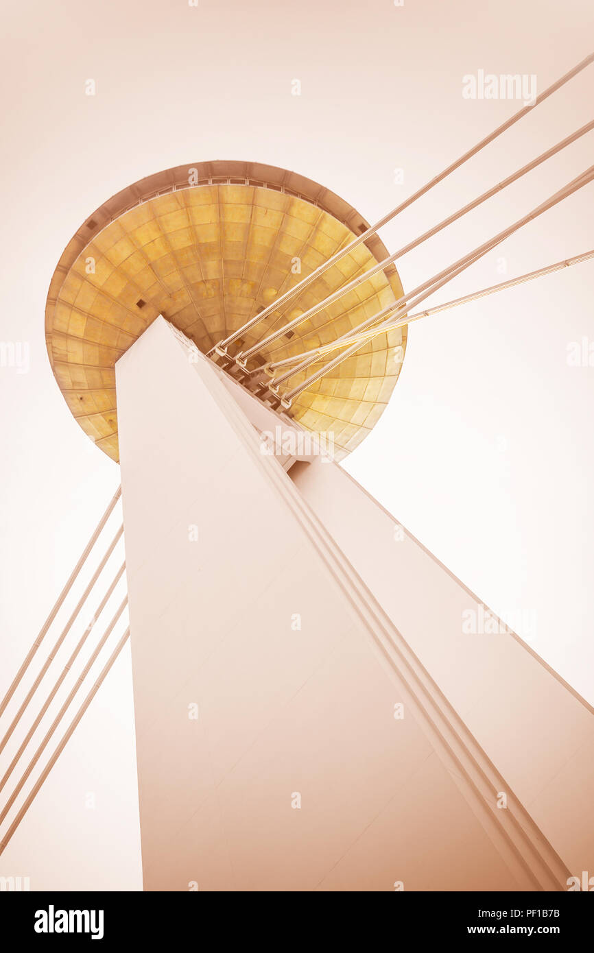 Novy più Bridge, famoso ufo tower, Bratislava. Slovacchia Foto Stock