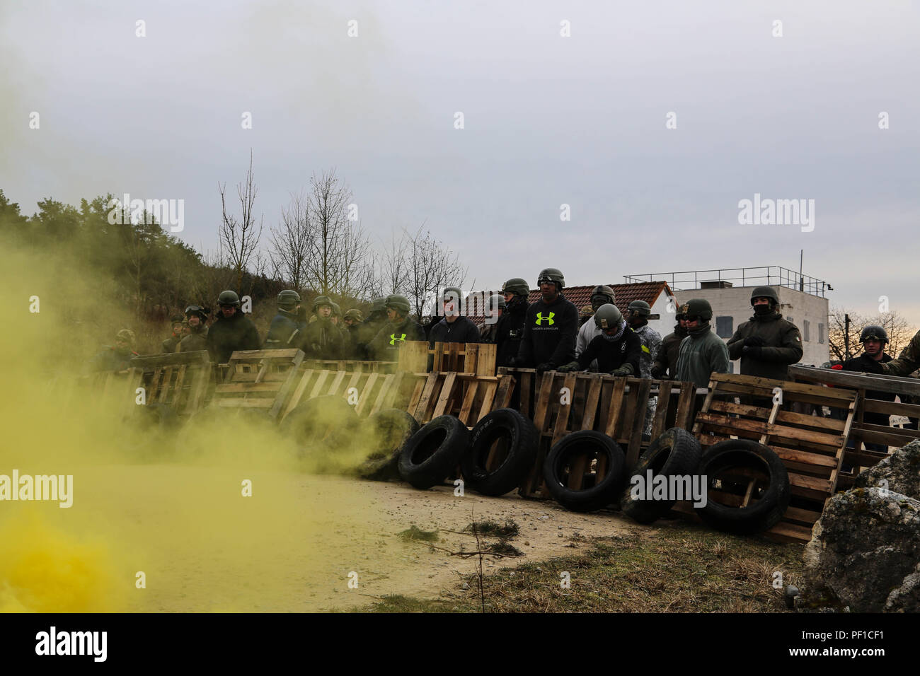 Stati Uniti I soldati del primo battaglione, 4° Reggimento di Fanteria, role-playing rivoltosi difendere barricate improvvisate durante la conduzione di antisommossa operazioni durante una forza per il Kosovo (KFOR) Missione prove generali di esercizio (MRE) al giunto multinazionale Centro Readiness in Hohenfels, Germania, il 20 febbraio, 2016. La KFOR MRE 21 è basato sull'attuale ambiente operativo ed è progettato per preparare l'unità per il sostegno della pace e della stabilità e le operazioni di emergenza in Kosovo a sostegno delle autorità civili per mantenere un ambiente sicuro e protetto. (U.S. Esercito foto di Sgt. Matteo Hulett/rilasciato) Foto Stock