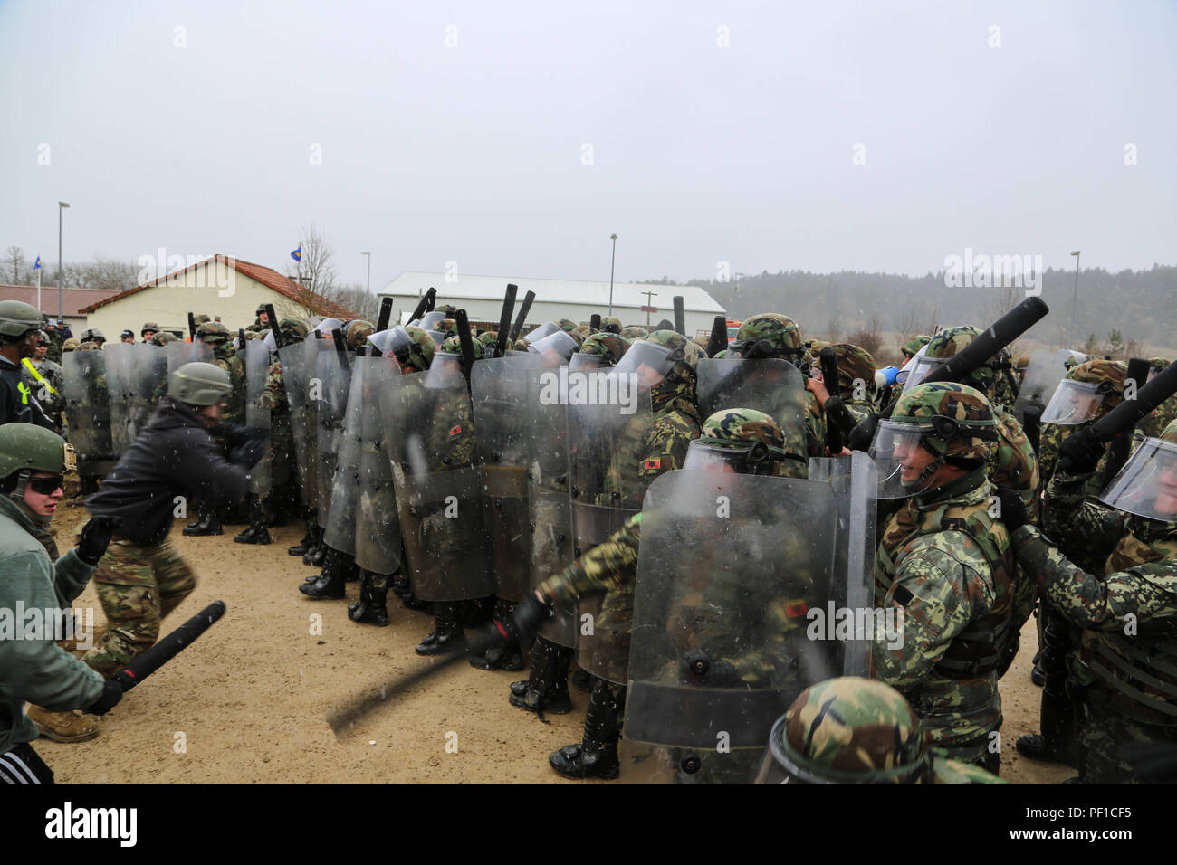 Soldati albanese di scontro con gli Stati Uniti I soldati del primo battaglione, 4° Reggimento di Fanteria, role-playing rivoltosi durante la conduzione di antisommossa operazioni durante una forza per il Kosovo (KFOR) Missione prove generali di esercizio (MRE) al giunto multinazionale Centro Readiness in Hohenfels, Germania, il 20 febbraio, 2016. La KFOR MRE 21 è basato sull'attuale ambiente operativo ed è progettato per preparare l'unità per il sostegno della pace e della stabilità e le operazioni di emergenza in Kosovo a sostegno delle autorità civili per mantenere un ambiente sicuro e protetto. (U.S. Esercito foto di Sgt. Matteo Hulett/rilasciato) Foto Stock