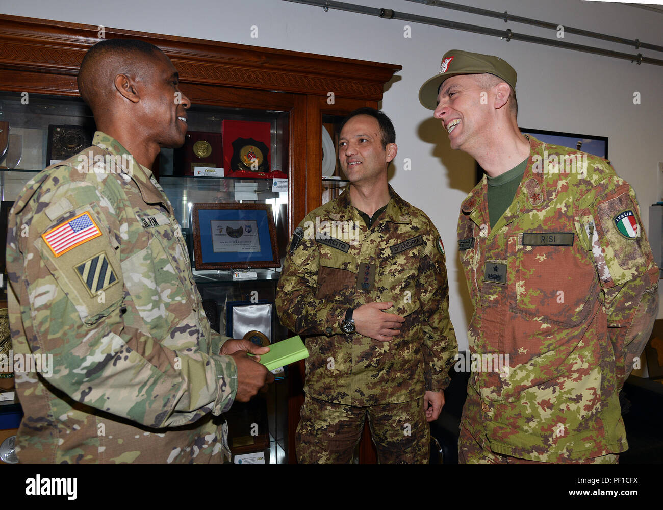 Da sinistra, comando Sgt. Il Mag. Christopher G. Gilpin, U.S. Esercito comando Africa sergente maggiore, Col. Umberto D'Andria, Vicenza Italiano comandante di base e Briga. Gen. Michele Risi, multinazionale di forze terrestri "Julia" Brigata Alpina; parlare in USARAF comandante ufficio presso Caserma Ederle a Vicenza, Italia Feb 24, 2016. (Foto di U.S. Esercito di Visual Information Specialist Davide Dalla Massara) Foto Stock