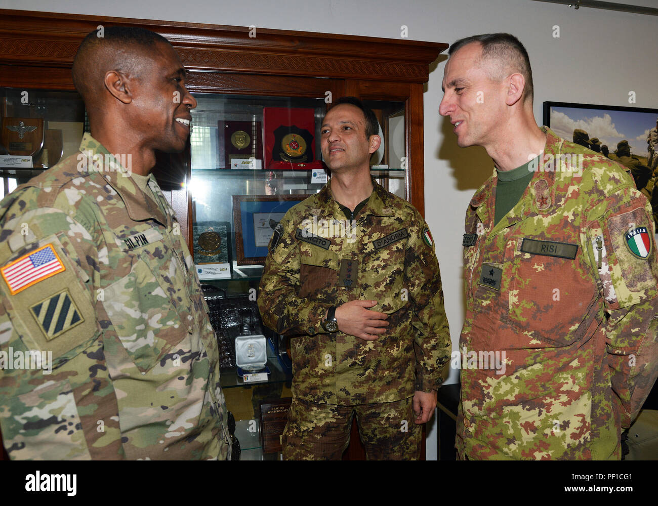 Da sinistra, comando Sgt. Il Mag. Christopher G. Gilpin, U.S. Esercito comando Africa sergente maggiore, Col. Umberto D'Andria, Vicenza Italiano comandante di base e Briga. Gen. Michele Risi, multinazionale di forze terrestri "Julia" Brigata Alpina; parlare in USARAF comandante ufficio presso Caserma Ederle a Vicenza, Italia, Feb 24, 2016. (Foto di U.S. Esercito di Visual Information Specialist Davide Dalla Massara) Foto Stock