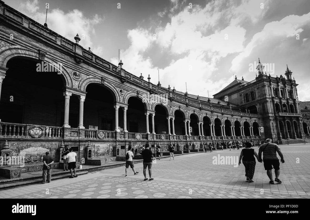 Siviglia, Spagna - 15 Luglio 2018: monocromatico Piazza Spagna, Plaza de Espana è nel pubblico Parco Maria Luisa a Siviglia un punto caratteristico esempio di Ren Foto Stock