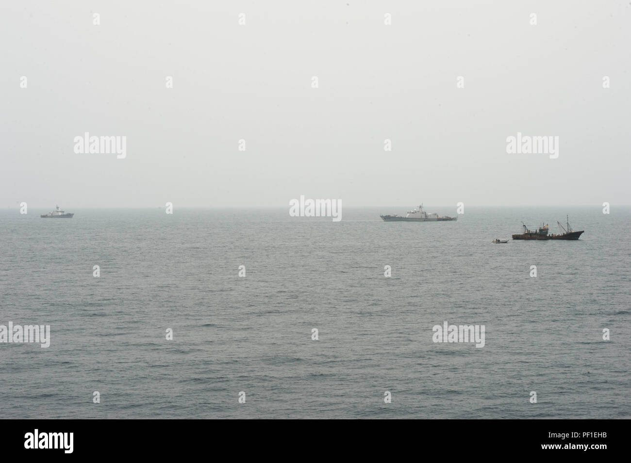 160226-N-QF605-078 OCEANO ATLANTICO (feb. 26, 2016) CNS Ntem (P 108) e CNS Senega (P 109) lavorano con gli Stati Uniti La guardia costiera della applicazione della legge il distacco di membri e Stati Uniti I marinai della marina militare attaccato al USNS Spearhead (T-EPF 1), durante le operazioni in barca a bordo di una nave da pesca, Feb 26, 2016. I militari di comando Sealift expeditionary trasporto veloce nave USNS Spearhead è su una distribuzione programmata per gli Stati Uniti Sesta flotta area di operazioni a sostegno della collaborazione internazionali di costruzione di capacità del programma di Partenariato Africa stazione. (U.S. Foto di Marina di Massa lo specialista di comunicazione 1a classe Amanda Dunford/ Foto Stock