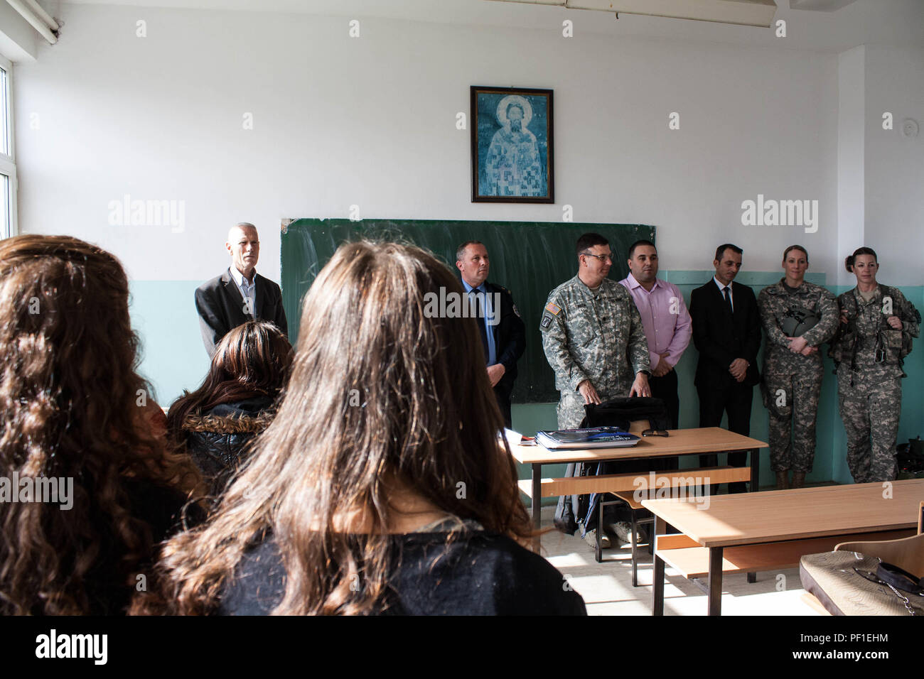 Lt. Col. Don Tübingen, North Carolina soldato della protezione nazionale assegnato alla battaglia multinazionale Group-East distribuito al Kosovo, parla a un gruppo di studenti circa i pericoli e le conseguenze di puntamento laser pointer a velivoli, febbraio 23, 2016 a Ferizaj, in Kosovo. Stati Uniti Esercito Blackhawk piloti schierati in Kosovo con l'2-285th elicottero d'assalto battaglione, un esercito nazionale unità di guardia da Phoenix, Arizona, ha anche parlato in effetti accecanti puntatori laser hanno su di loro e il pericolo che crea per gli aeromobili e a terra. (U.S. Esercito foto di Sgt. David I. Marchese, multinazionale B Foto Stock