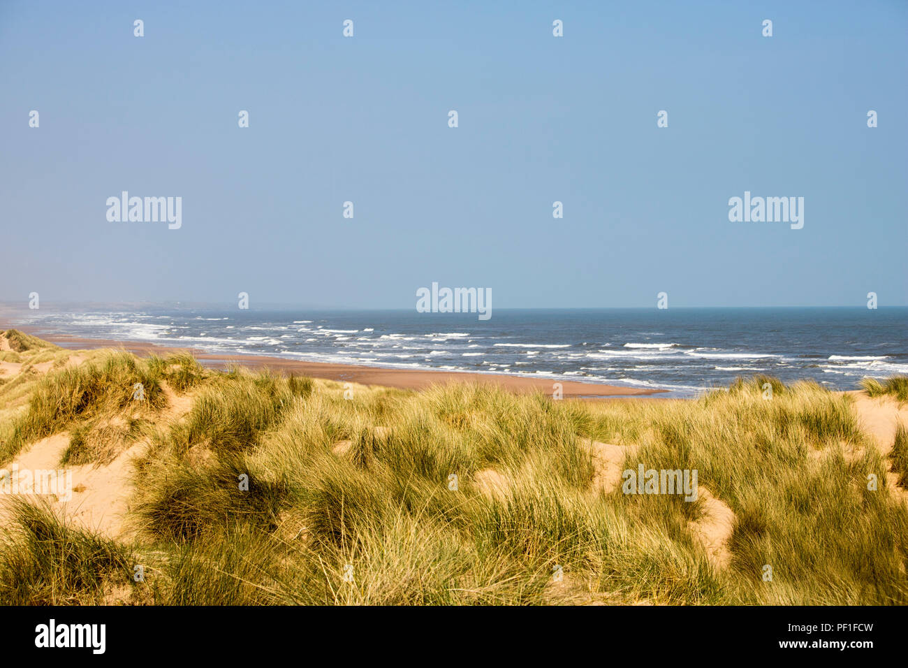 A Balmedie Beach nella parte anteriore del cielo blu Foto Stock