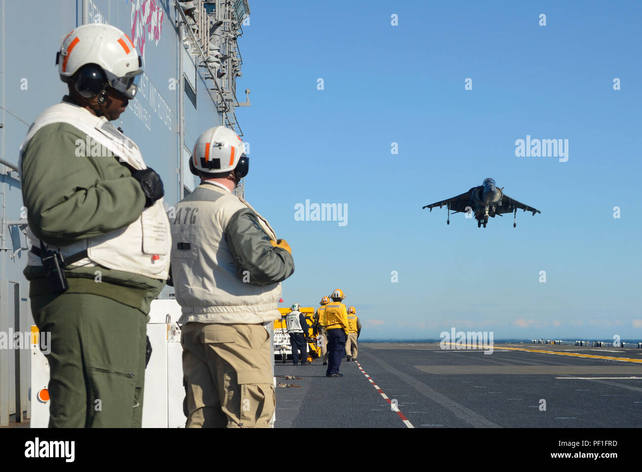 160225-N-UM082-004 OCEANO ATLANTICO (feb. 25, 2016) - Un AV-8B Harrier aeromobile attaccato all attacco Marine Training Squadron 203 (VMAT-203) atterra sul ponte di volo dell'assalto anfibio nave USS Bataan (LHD 5). Bataan è attualmente in mare il completamento di ponte di volo di certificazioni. (U.S. Foto di Marina di Massa lo specialista di comunicazione di terza classe Raymond Minami/rilasciato) Foto Stock