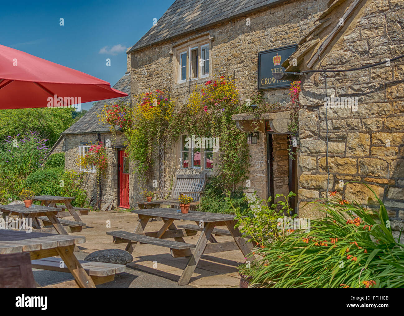 Britannico tradizionale Pub di campagna a Frampton Mansell in Cotswolds, Regno Unito Foto Stock