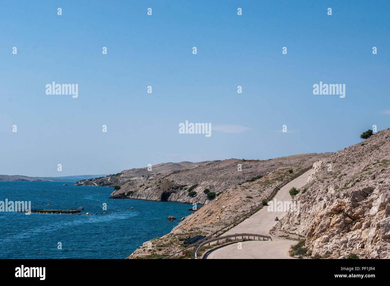 Croazia, Europa: una tortuosa strada giù per il beach sull'isola di Pag, la quinta più grande isola della costa croata del Mare Adriatico settentrionale Foto Stock
