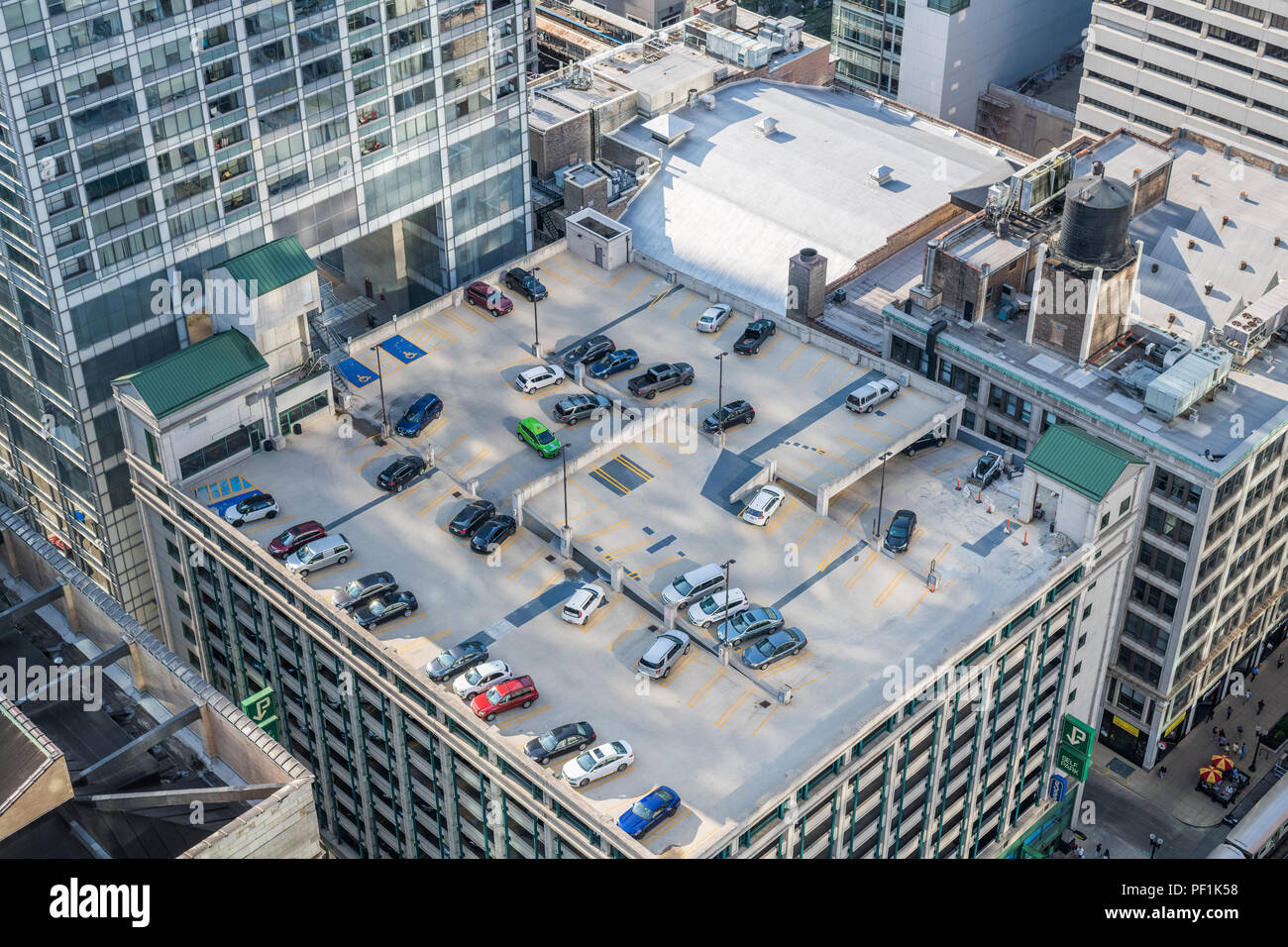 Vista aerea del garage di parcheggio nel centro cittadino di Chicago. Foto Stock