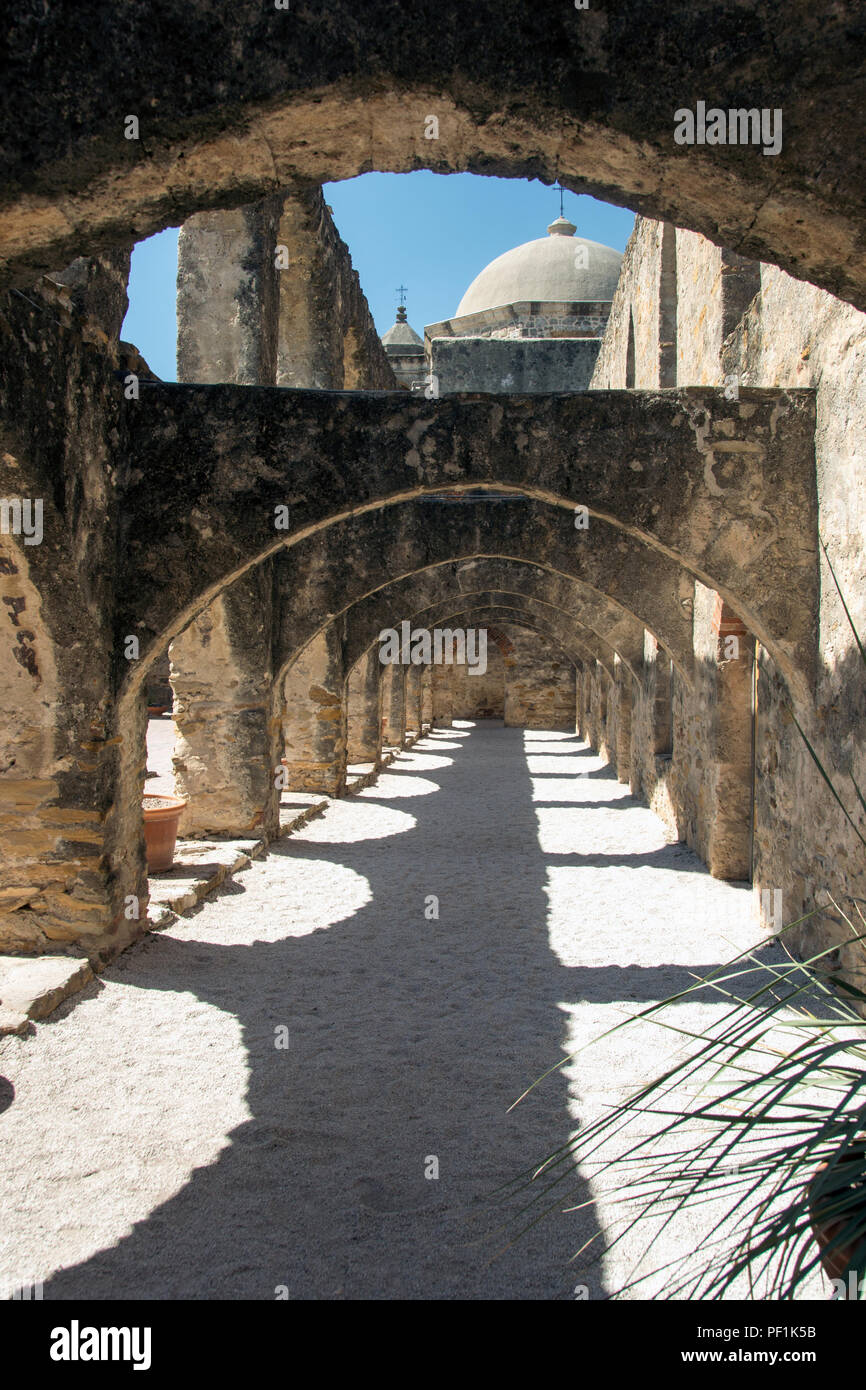 La missione di San Jose di San Antonio missione Parco Nazionale passerella arcuata con ombre Foto Stock