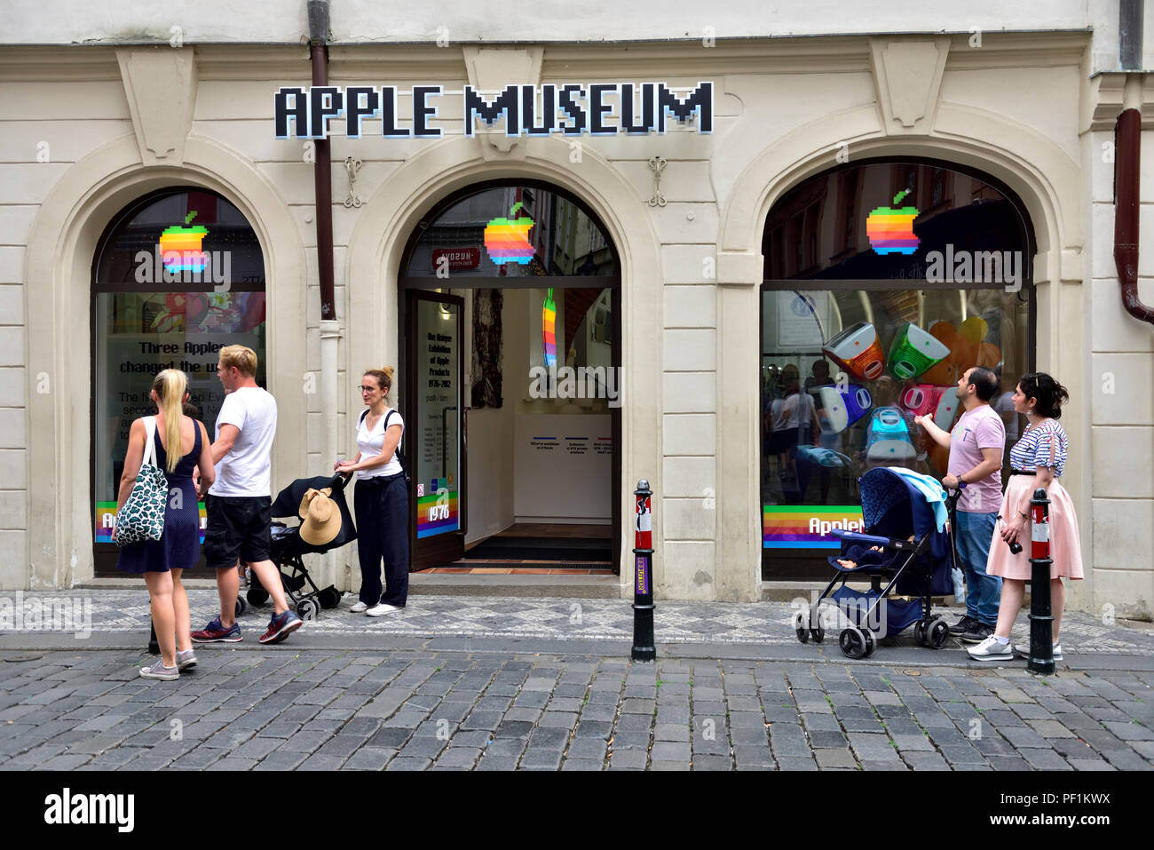 Al di fuori di Apple Computer museo dedicato al fondatore di Apple Steve Jobs nel centro di Praga, Repubblica Ceca Foto Stock