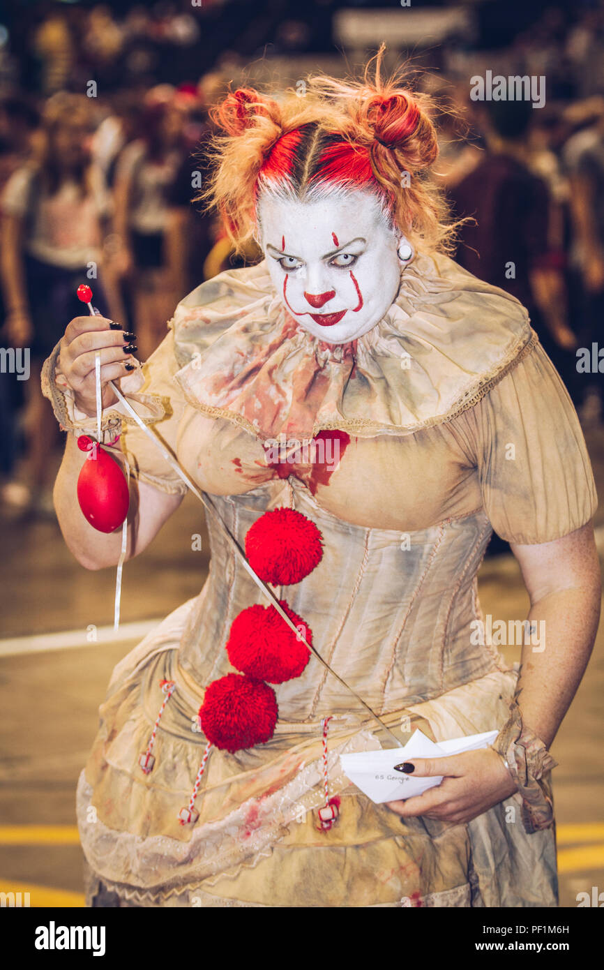 Una femmina di cosplayer vestito come Pennywise il clown da Stephen King Novembre e guardare il male e minaccioso a un fumetto con evento Foto Stock