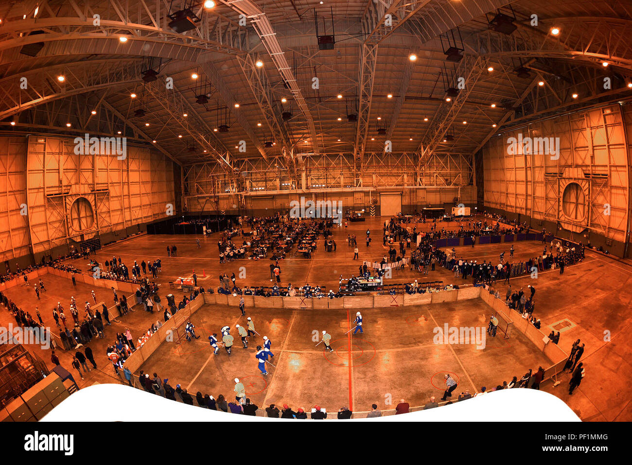 Il 105° Airlift Wing ha ospitato il piano hockey evento durante il 2016 Giochi invernali per le Olimpiadi speciali di New York a Stewart Air National Guard Base, Newburgh, New York 22 Febbraio, 2016. Più di 300 atleti gareggiavano nel torneo. (U.S. Air Force foto di Master Sgt. Sara A. Pastorello) Foto Stock