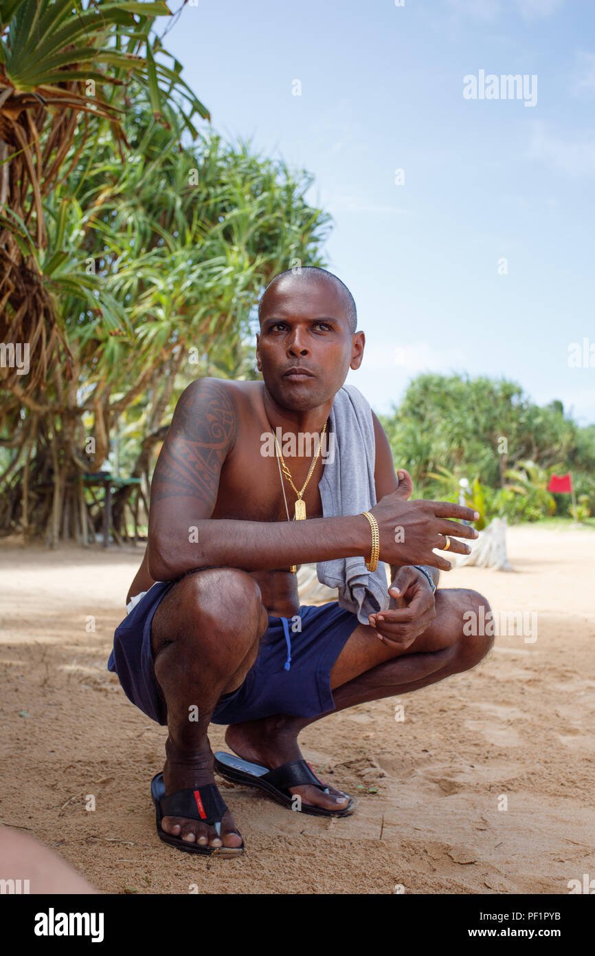 Residenti locali dello Sri Lanka sulla spiaggia Foto Stock