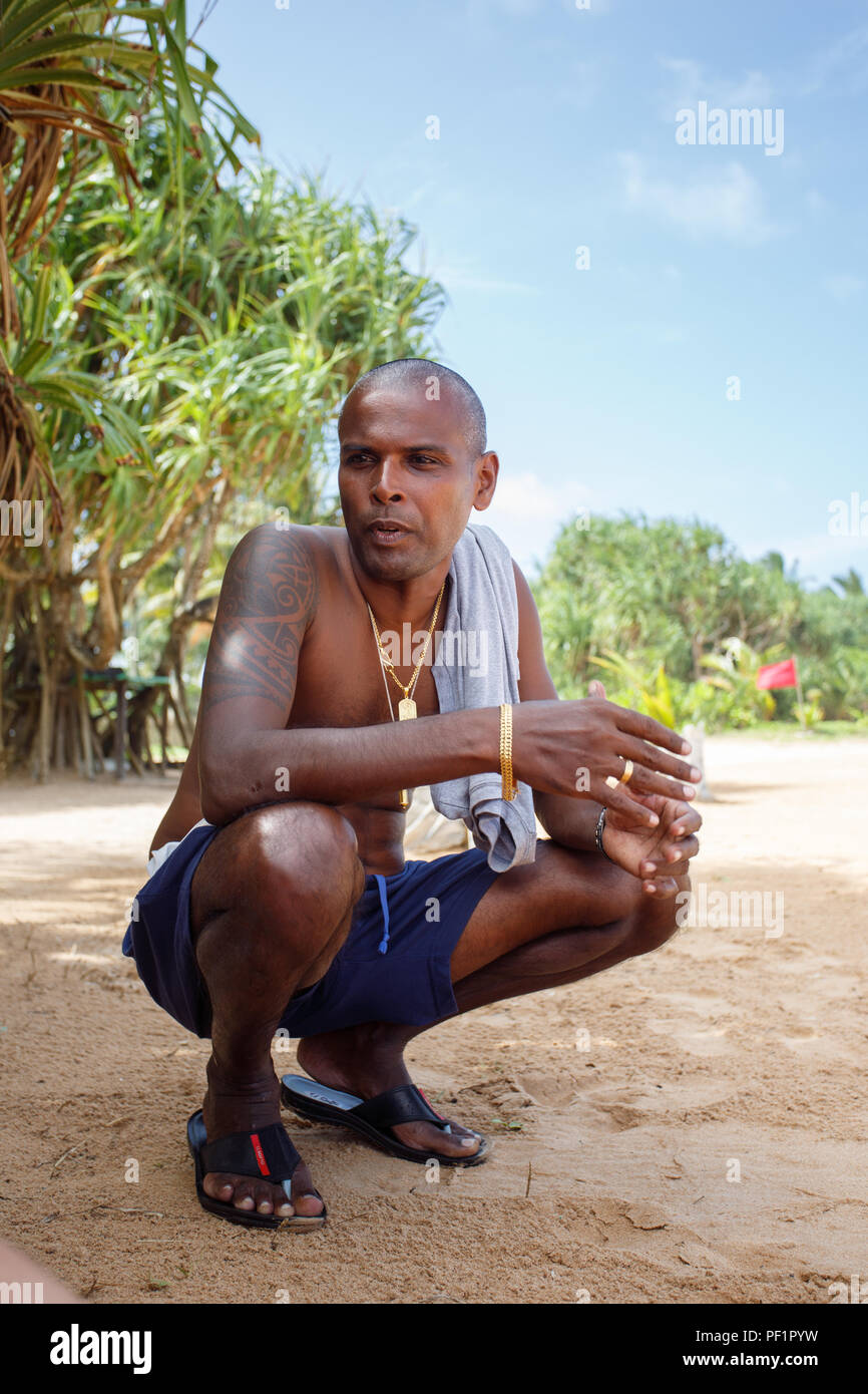 Residenti locali dello Sri Lanka sulla spiaggia Foto Stock