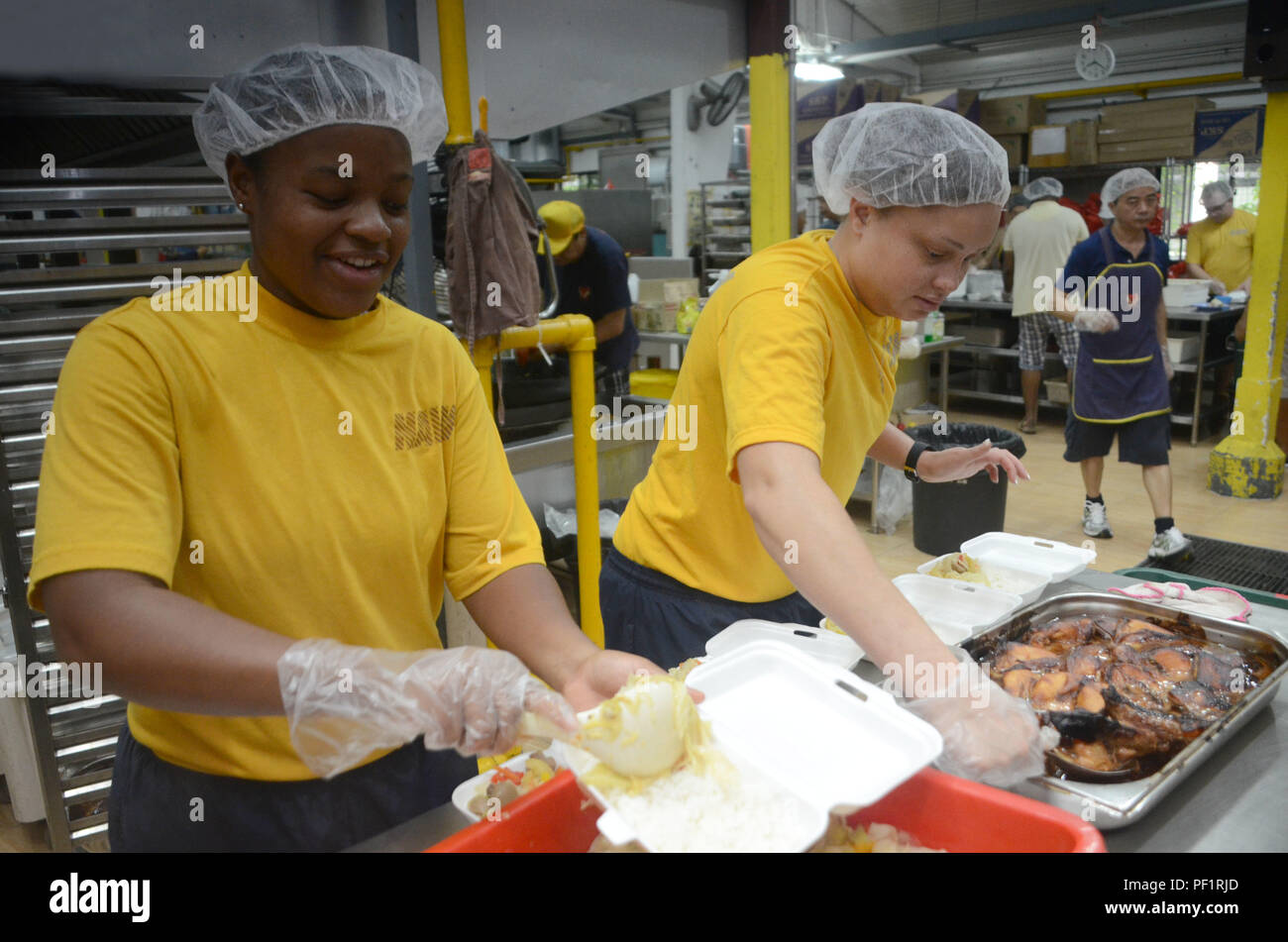 160120-N-WJ640-031 SINGAPORE - (GEN. 20, 2016) velisti assegnati al comandante Logistics Group Pacifico Occidentale, Task Force 73 volontari disposti a cuori Soup Kitchen durante un relazioni comunitarie evento. (U.S. Foto di Marina di Massa lo specialista di comunicazione di terza classe Madailein Abbott/rilasciato) Foto Stock