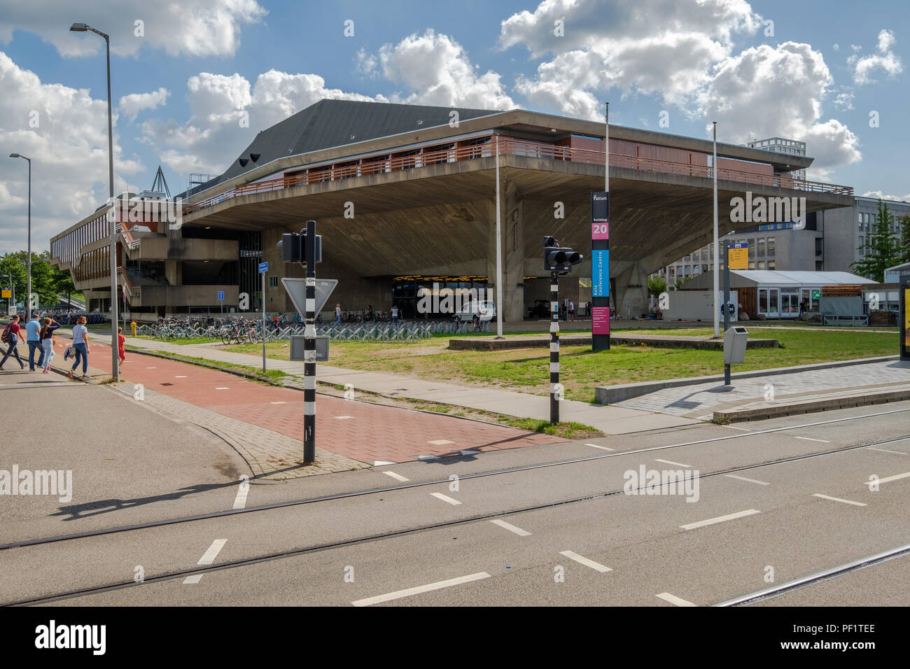 Edificio futuristico per conferenze nelle università di Delft, Paesi Bassi Foto Stock