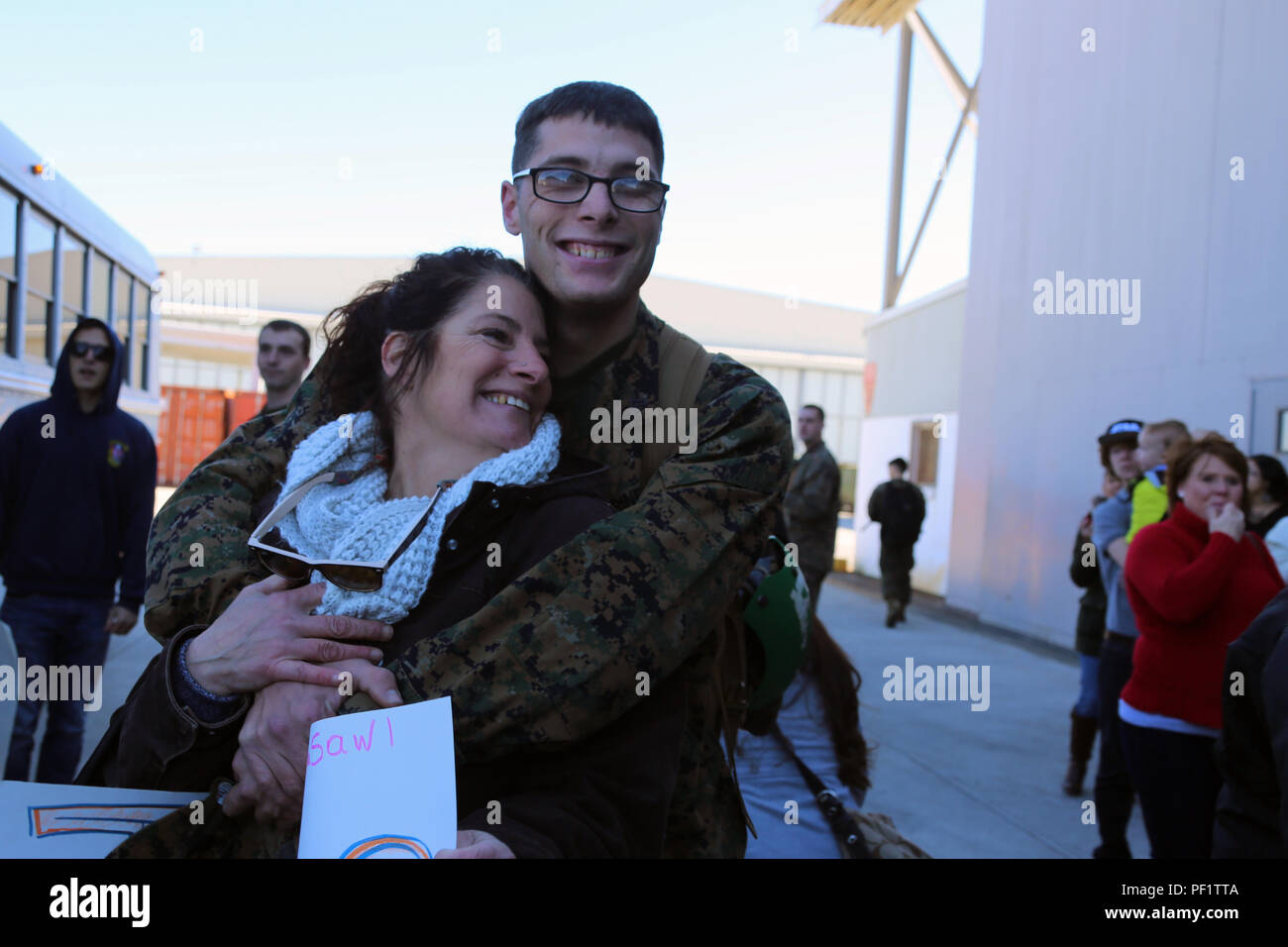 Un Marine è riunita con la sua famiglia durante una cerimonia di homecoming al Marine Corps Air Station Cherry Point, N.C., 11 febbraio, 2016. Marines e marinai con Marine Tactical Electronic Warfare Squadron 3 restituiti alla stazione aria dopo sei mesi di distribuzione nel sostegno degli Stati Uniti Pacifico Comando lottatori commander, Marine Aircraft Group 12, primo velivolo Marina Wing con EA-6B expeditionary electronic warfare funzionalità. (U.S. Marine Corps foto di Cpl. N.W. Huertas/rilasciato) Foto Stock