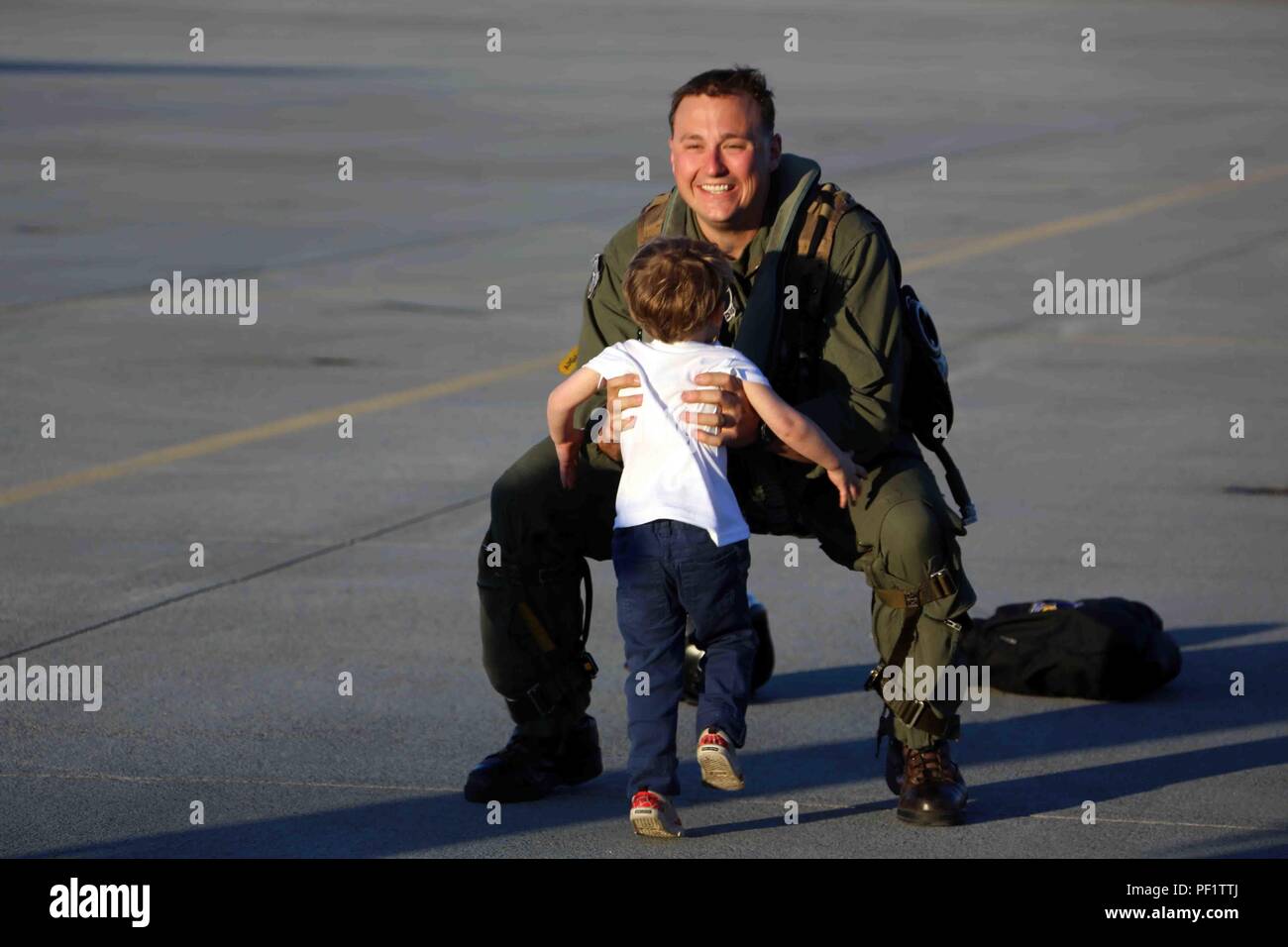 Il capitano Adam Chase riprende il suo figlio Logan durante una cerimonia di homecoming al Marine Corps Air Station Cherry Point, N.C., Feb 16, 2016. Marines e marinai con Marine Tactical Electronic Warfare Squadron 3 restituiti alla stazione aria dopo sei mesi di distribuzione nel sostegno degli Stati Uniti Pacifico Comando lottatori commander, Marine Aircraft Group 12, primo velivolo Marina Wing con EA-6B expeditionary electronic warfare funzionalità. Chase è un azione di imbarcarsi officer con lo squadrone. (U.S. Marine Corps foto di Cpl. N.W. Huertas/rilasciato) Foto Stock