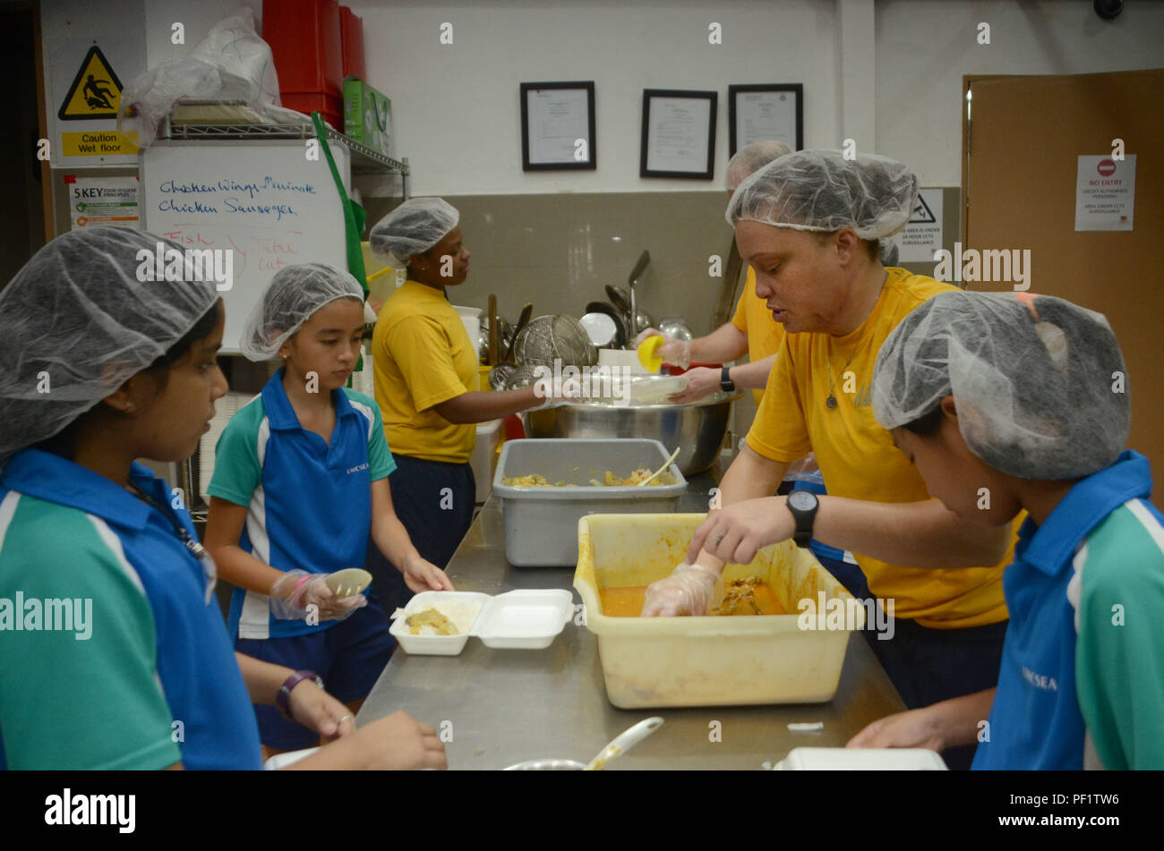 160120-N-WJ640-058 SINGAPORE - (GEN. 20, 2016) velisti assegnati al comandante Logistics Group Pacifico Occidentale, Task Force 73 volontari disposti a cuori Soup Kitchen durante un relazioni comunitarie evento. (U.S. Foto di Marina di Massa lo specialista di comunicazione di terza classe Madailein Abbott/rilasciato) Foto Stock