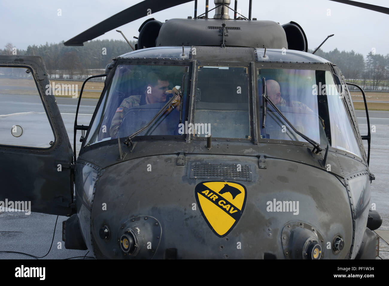 Due UH-60 Black Hawk i piloti di elicottero da U.S. Esercito di combattimento xii Brigata Aerea a prepararsi per una caduta di personale missione con 4° Battaglione, 319Airborne campo reggimento di artiglieria, 173rd Brigata Aerea, Feb 18, 2016 al settimo esercito multinazionale comune di formazione nel comando di Grafenwoehr, Germania. (U.S. Esercito foto di Visual Information Specialist Matthias Fruth/rilasciato) Foto Stock