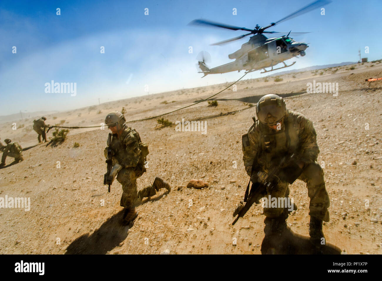 Stati Uniti Le Forze Speciali Green Beret soldati, assegnato a 7 Forze Speciali Gruppo (airborne), operativo il distacco a stabilire una posizione difensiva che effettuano un assalto dell'aria missione durante la formazione integrata esercizio 2-16 al Marine Corps Air Ground Centro di combattimento, ventinove Palms, California, Febbraio 9, 2016. MCAGCC conduce pertinenti live-fuoco combinato di armi, le operazioni in ambiente urbano e giunto/coalizione di integrazione a livello di formazione che promuovono le forze operative' prontezza. (U.S. Air Force foto di Tech Sgt. Efren Lopez/rilasciato) Foto Stock