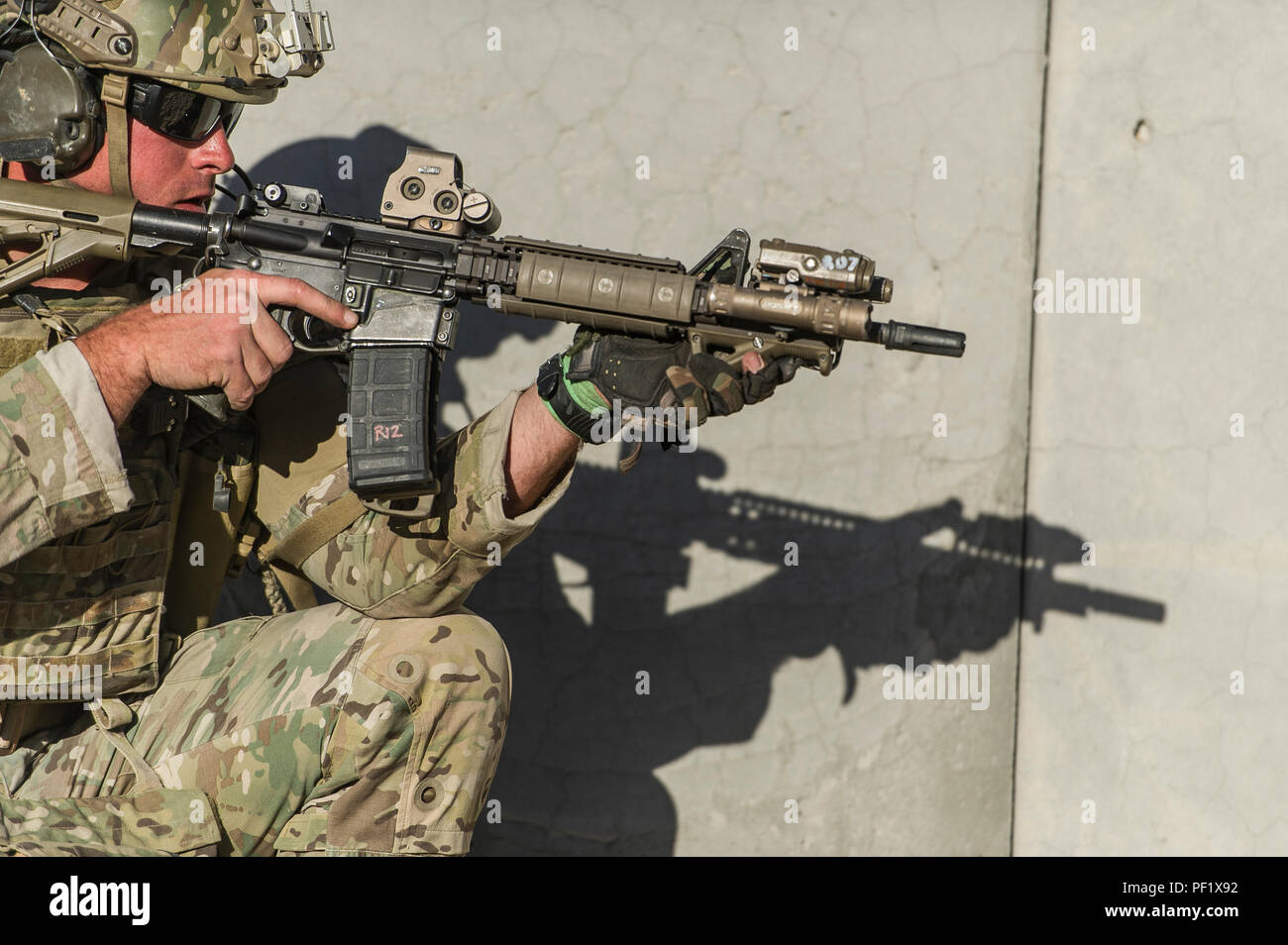 Un U.S. Le Forze Speciali Green Beret soldato, assegnato a 7 Forze Speciali Gruppo (airborne), operativo distacco-A, partecipa a chiudere quarto scenario di combattimento durante la formazione integrata esercizio 2-16 al Marine Corps Air Ground Centro di combattimento, ventinove Palms, California, il 10 febbraio, 2016. MCAGCC conduce pertinenti live-fuoco combinato di armi, le operazioni in ambiente urbano e giunto/coalizione di integrazione a livello di formazione che promuovono le forze operative' prontezza. (U.S. Air Force foto di Tech Sgt. Efren Lopez/rilasciato) Foto Stock