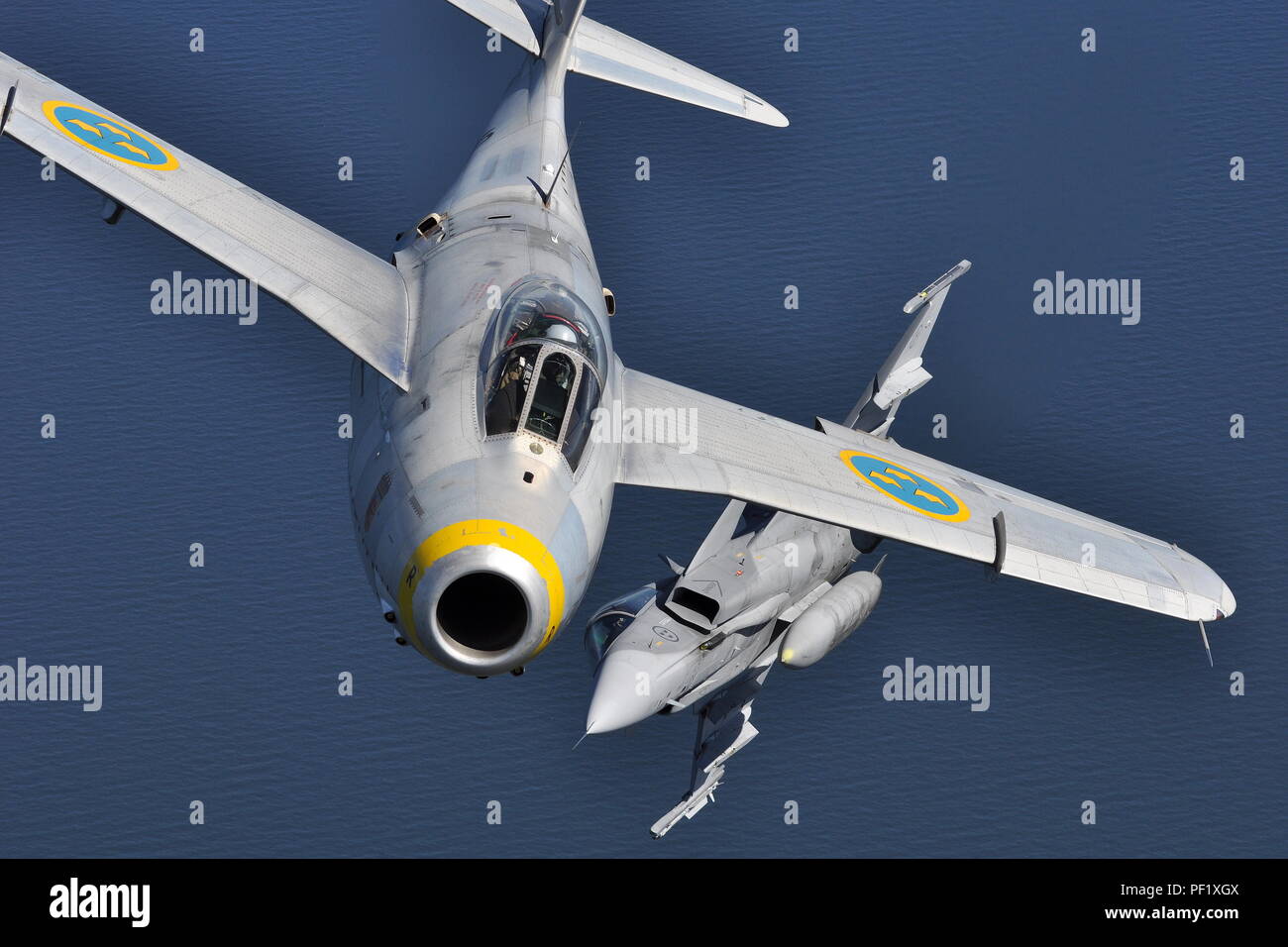 SWEDISH AIR FORCE volo storico SAAB J-29F e AIR FORCE JAS-39C GRIPEN. Foto Stock